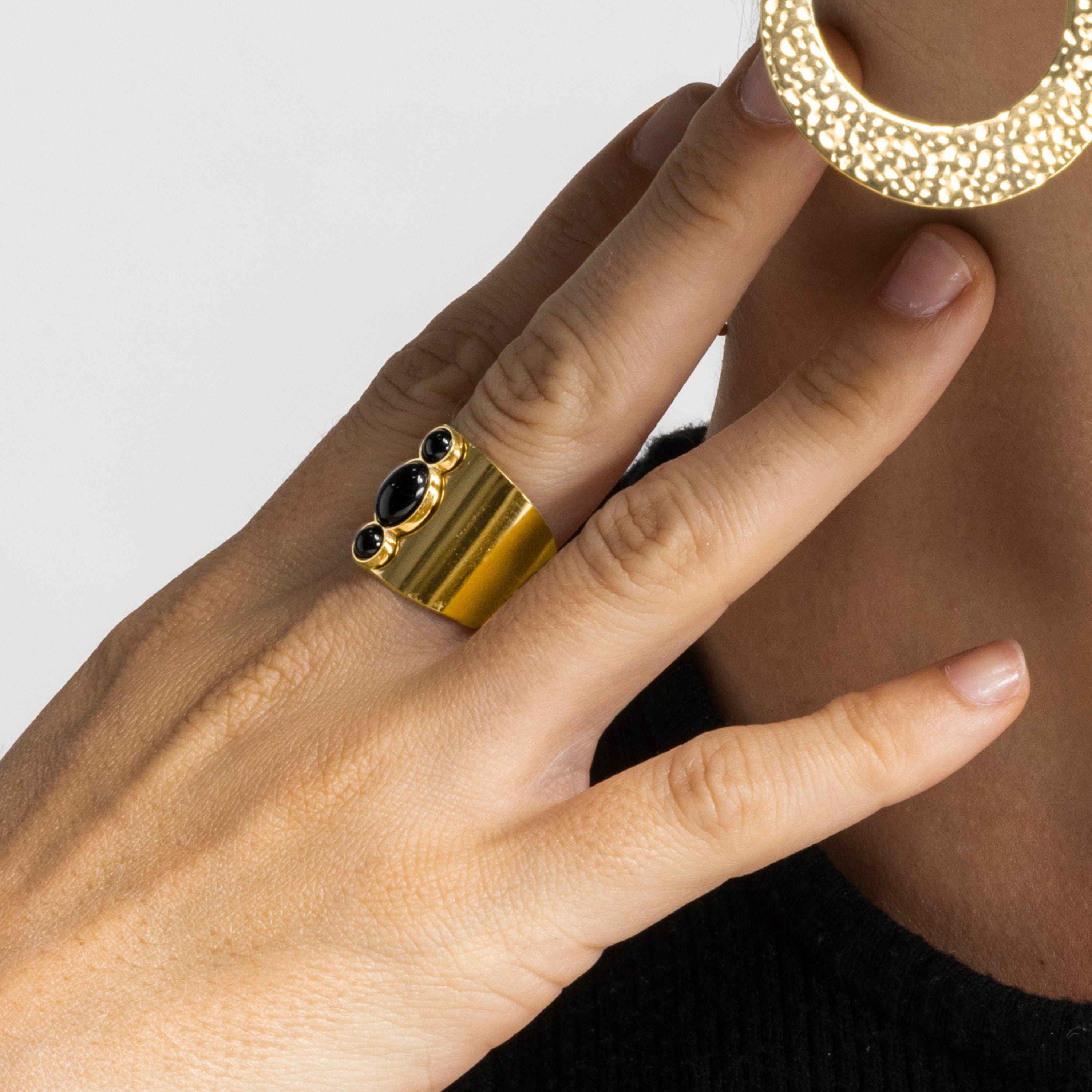Anel com ônix acabamento em ouro 18k - Lessa