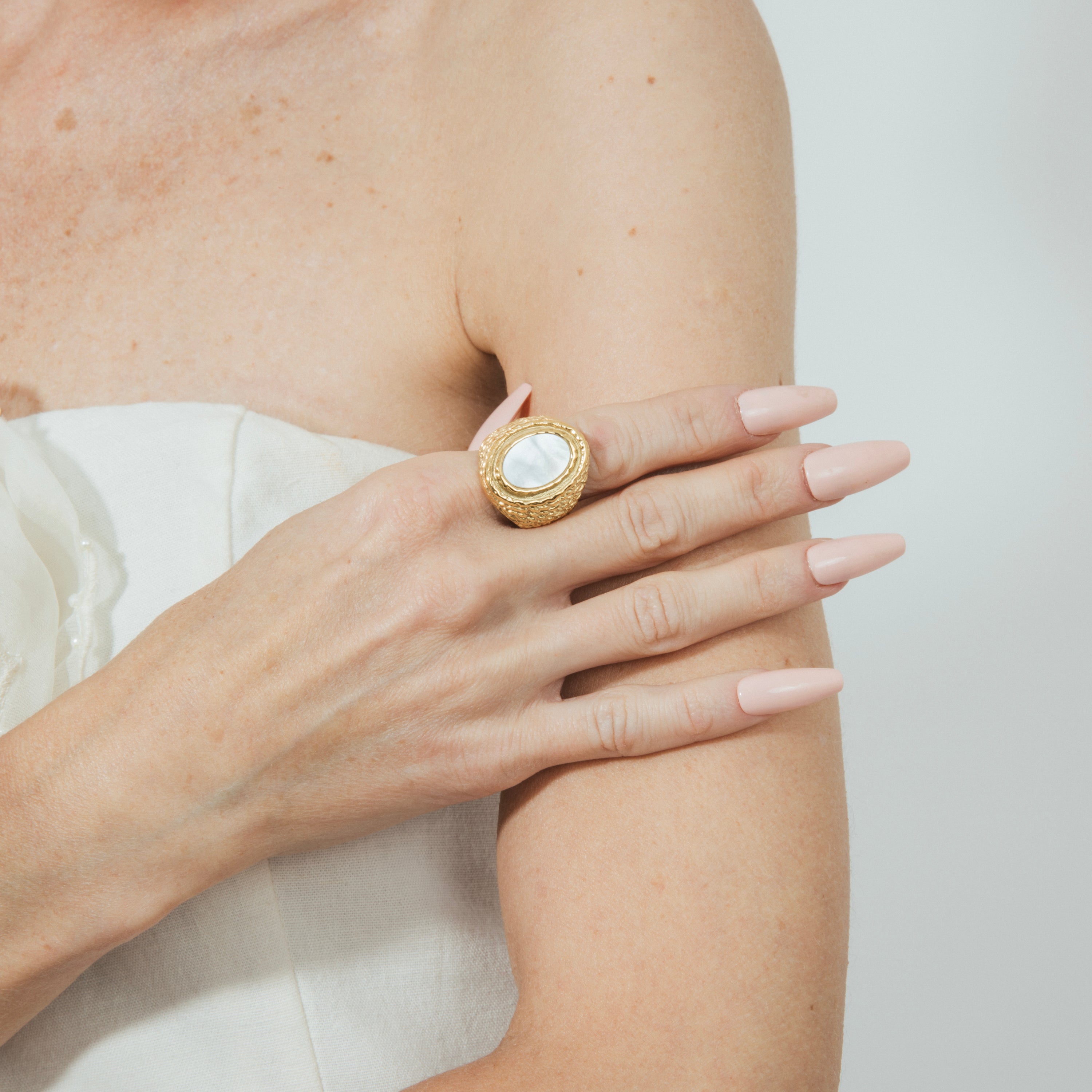 White Mother-of-Pearl Ring finished in 18k yellow gold - Mysdan
