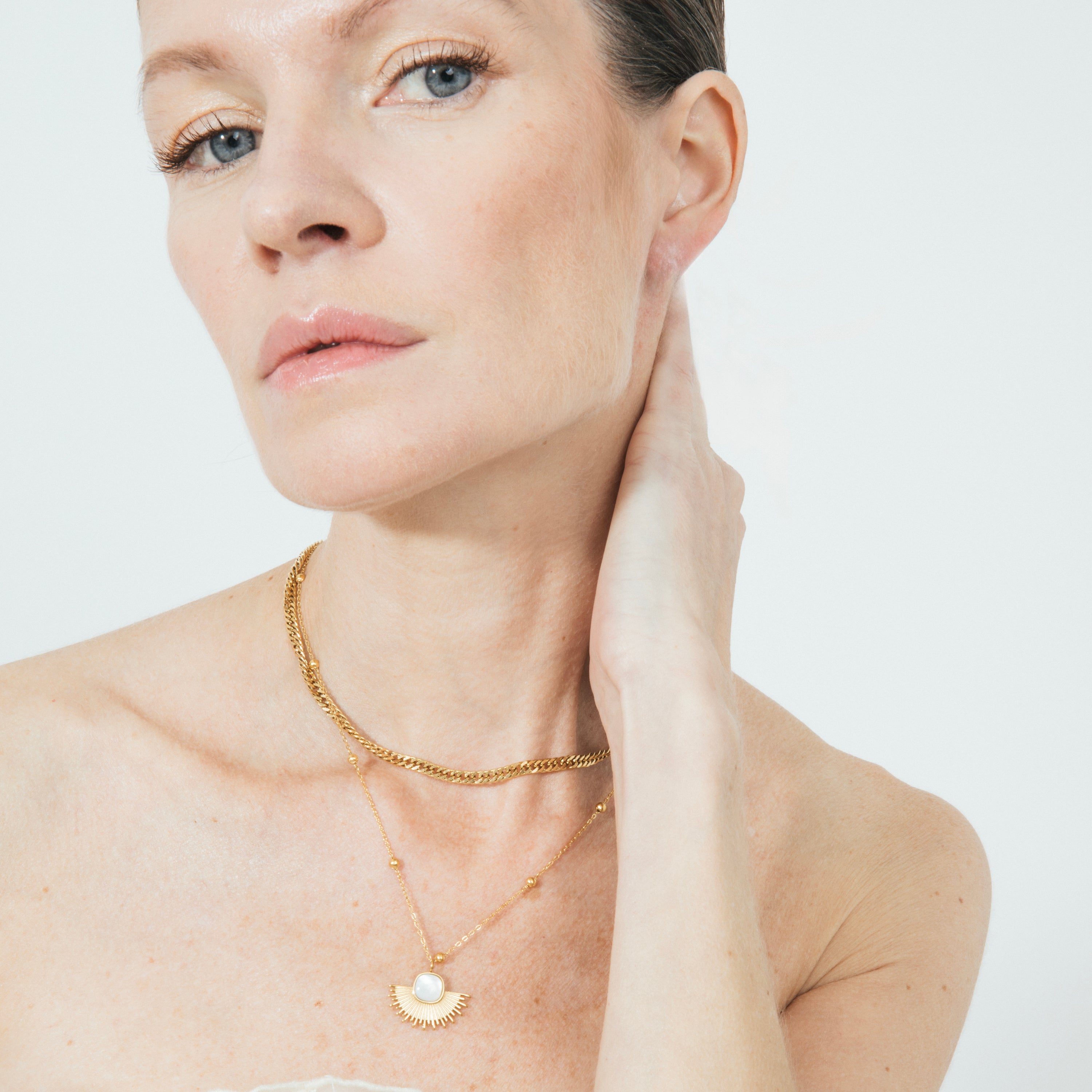 Collar with White Mother-of-Pearl finished in 18K gold - Sycu