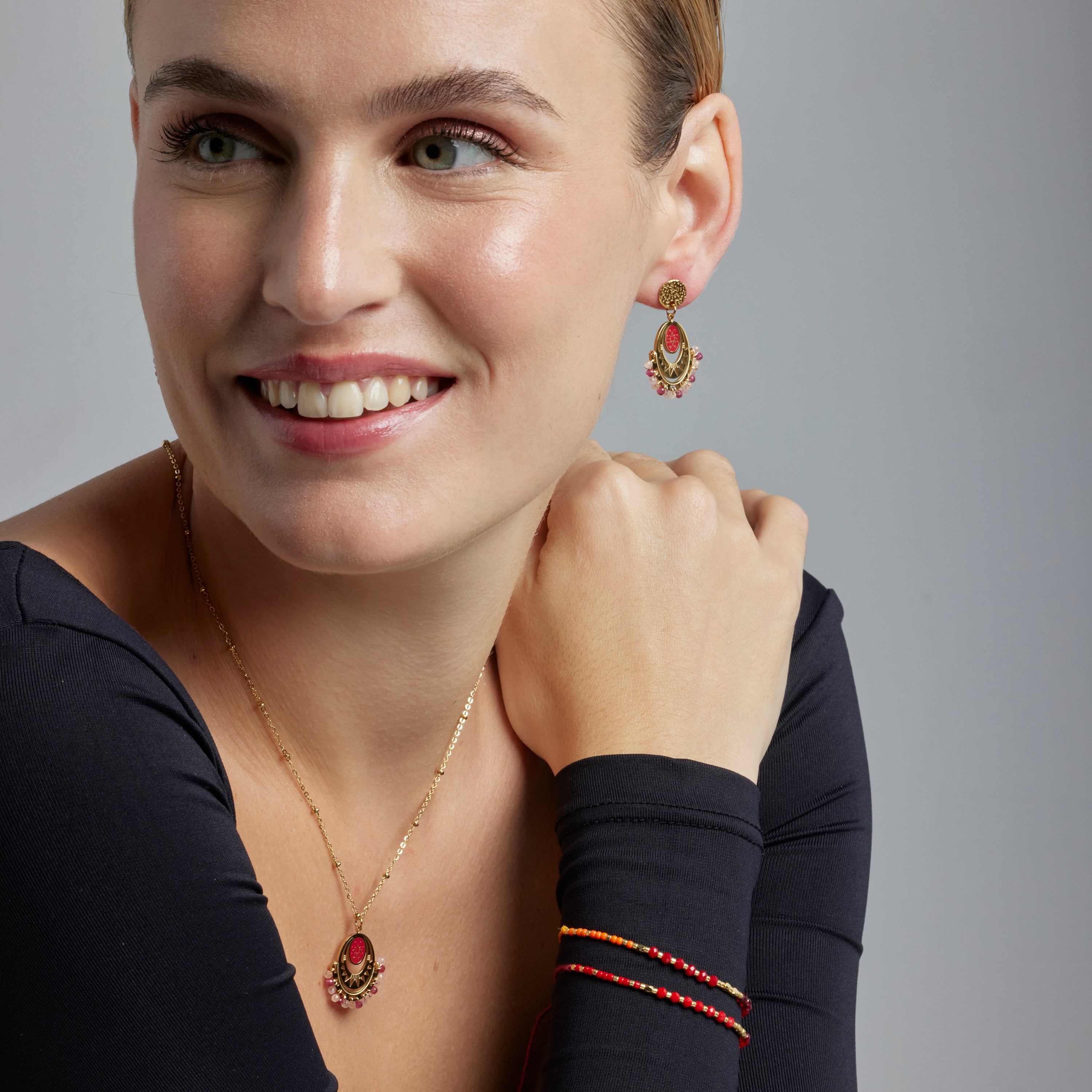 Colar com Cristal Vermelho acabamento em ouro 18k - Moku