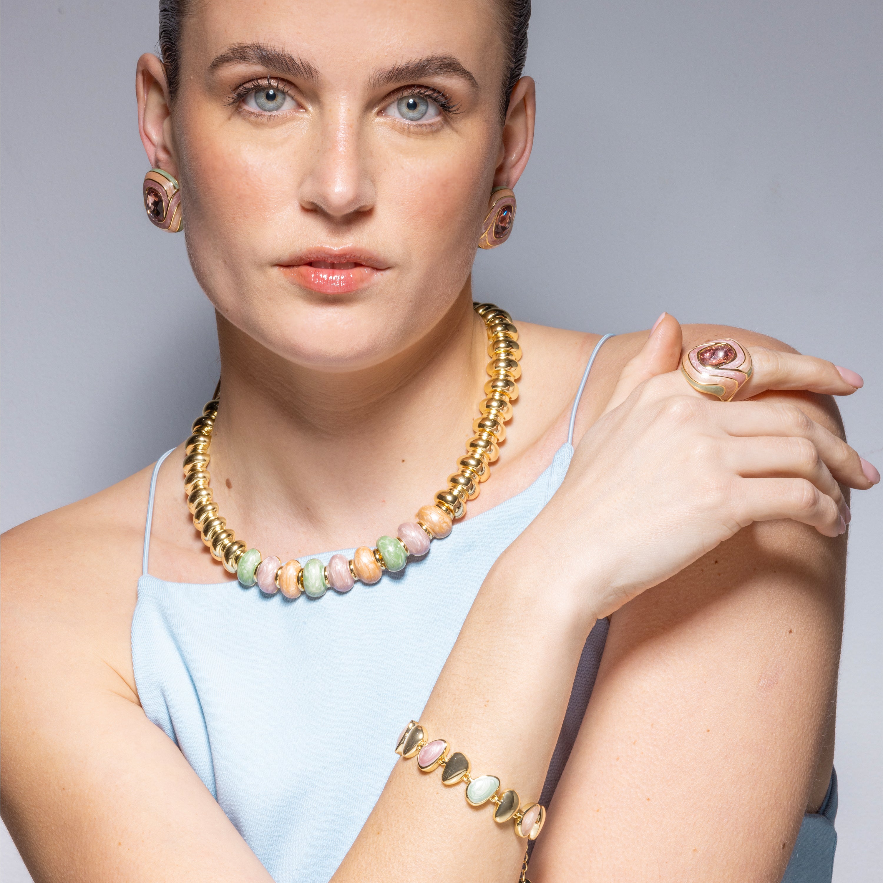 Collier Ismaly en résine violette finition or jaune 18k