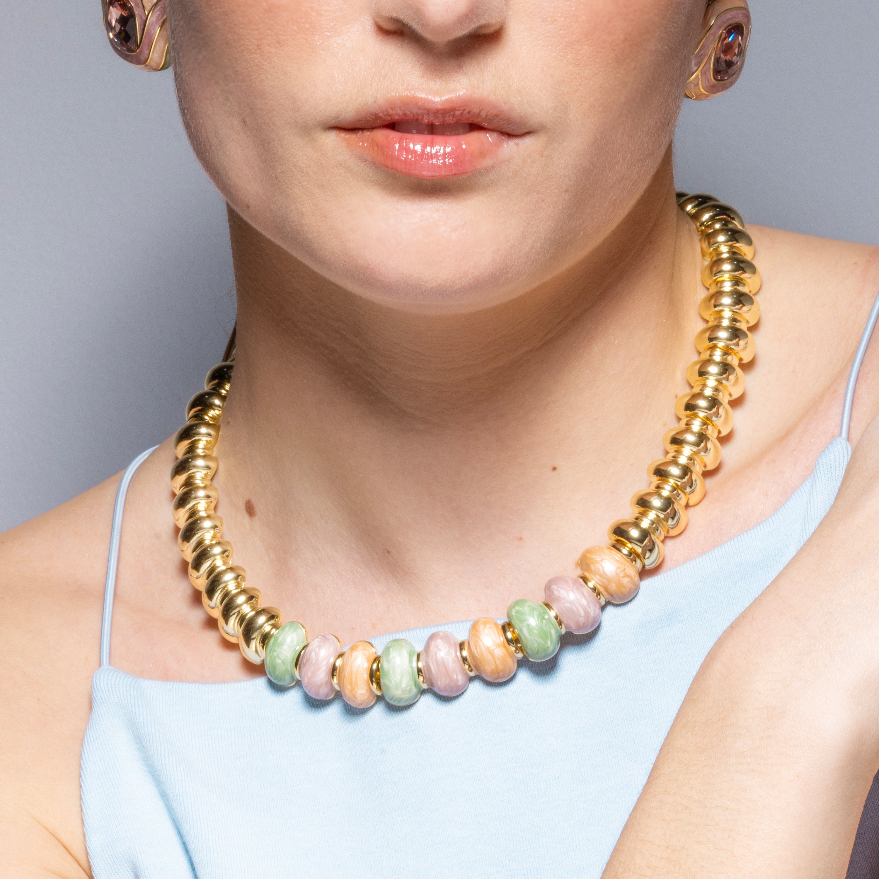 Collier Ismaly en résine violette finition or jaune 18k