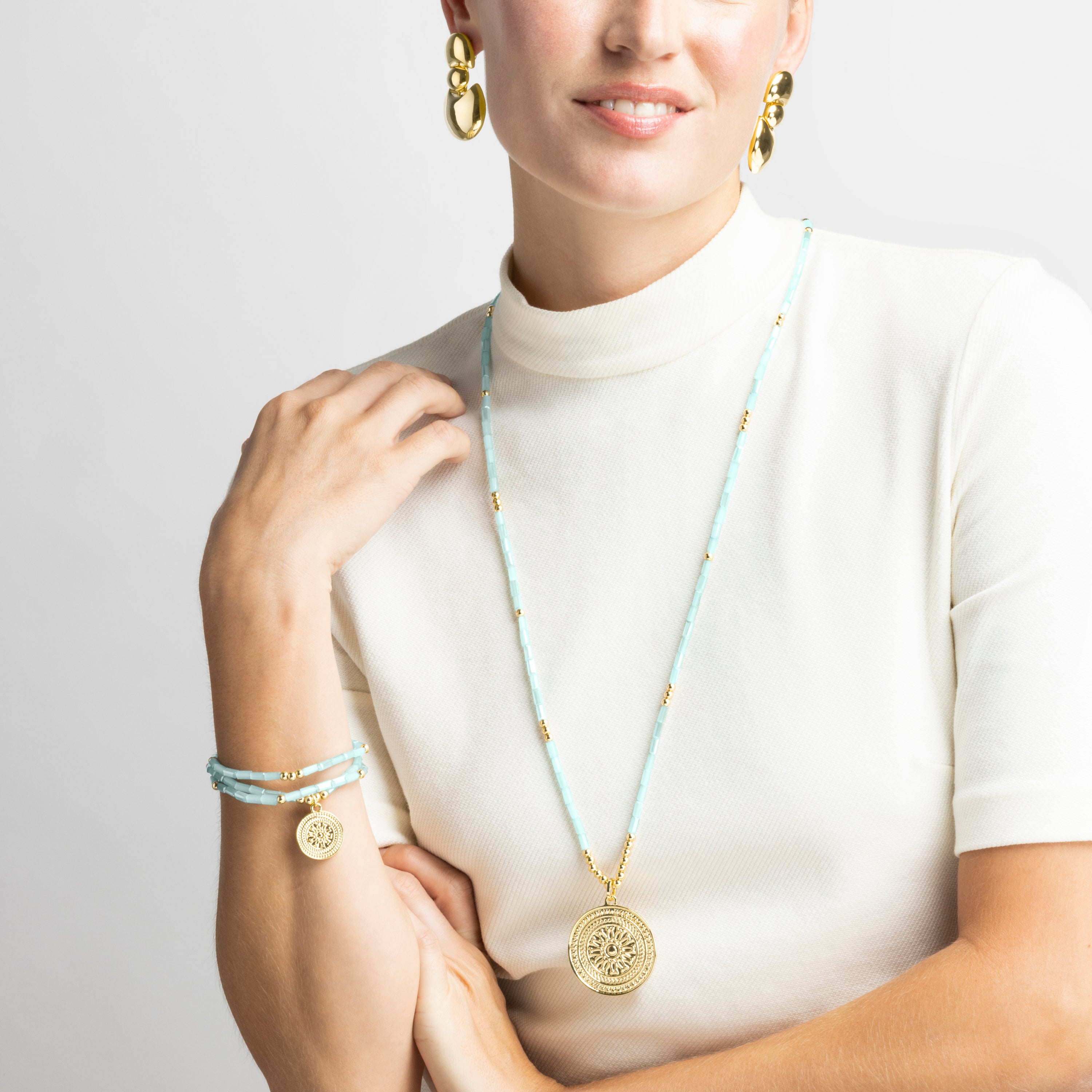 Collar with Blue Crystal finished in 18k gold - Thyu