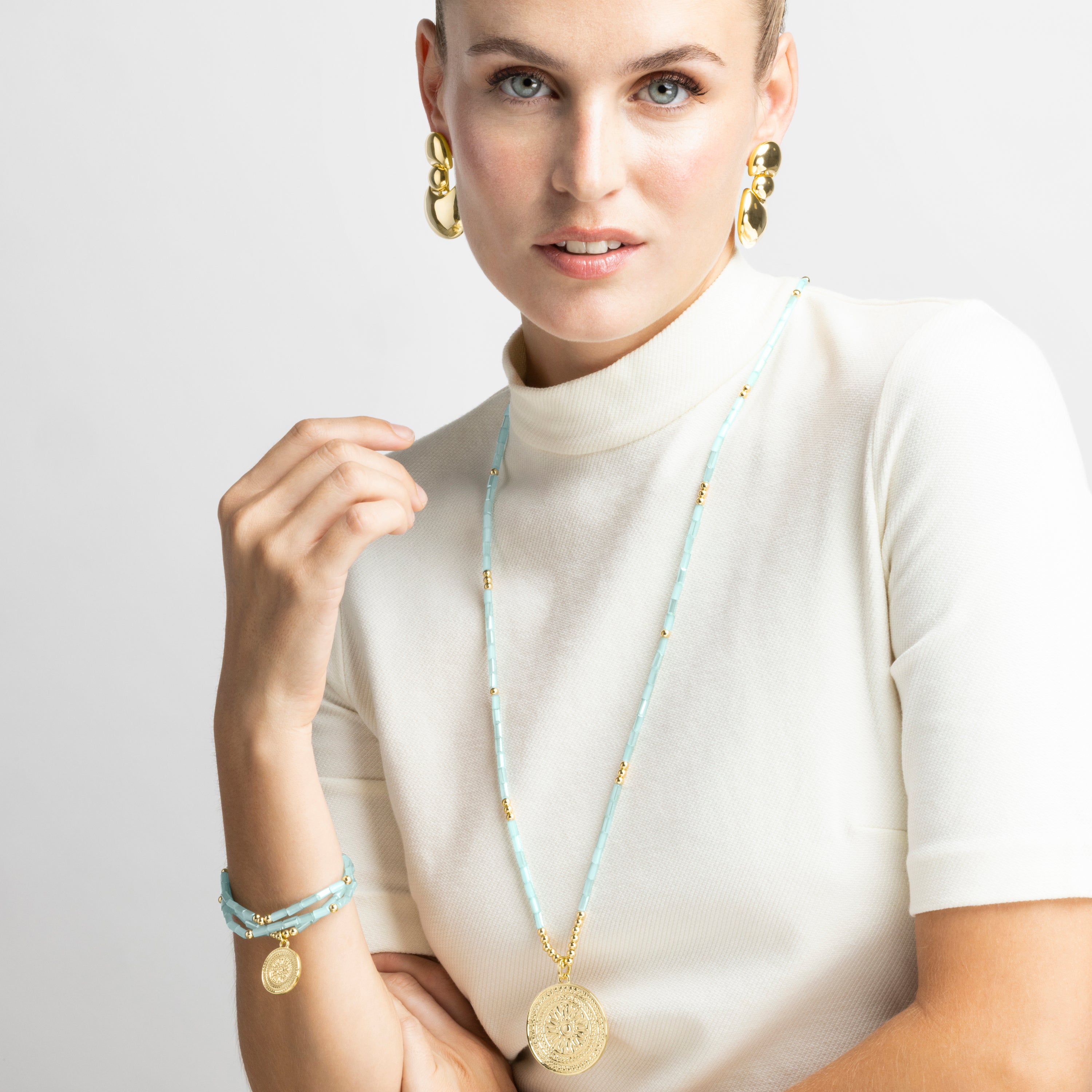 Collar with Blue Crystal finished in 18k gold - Thyu