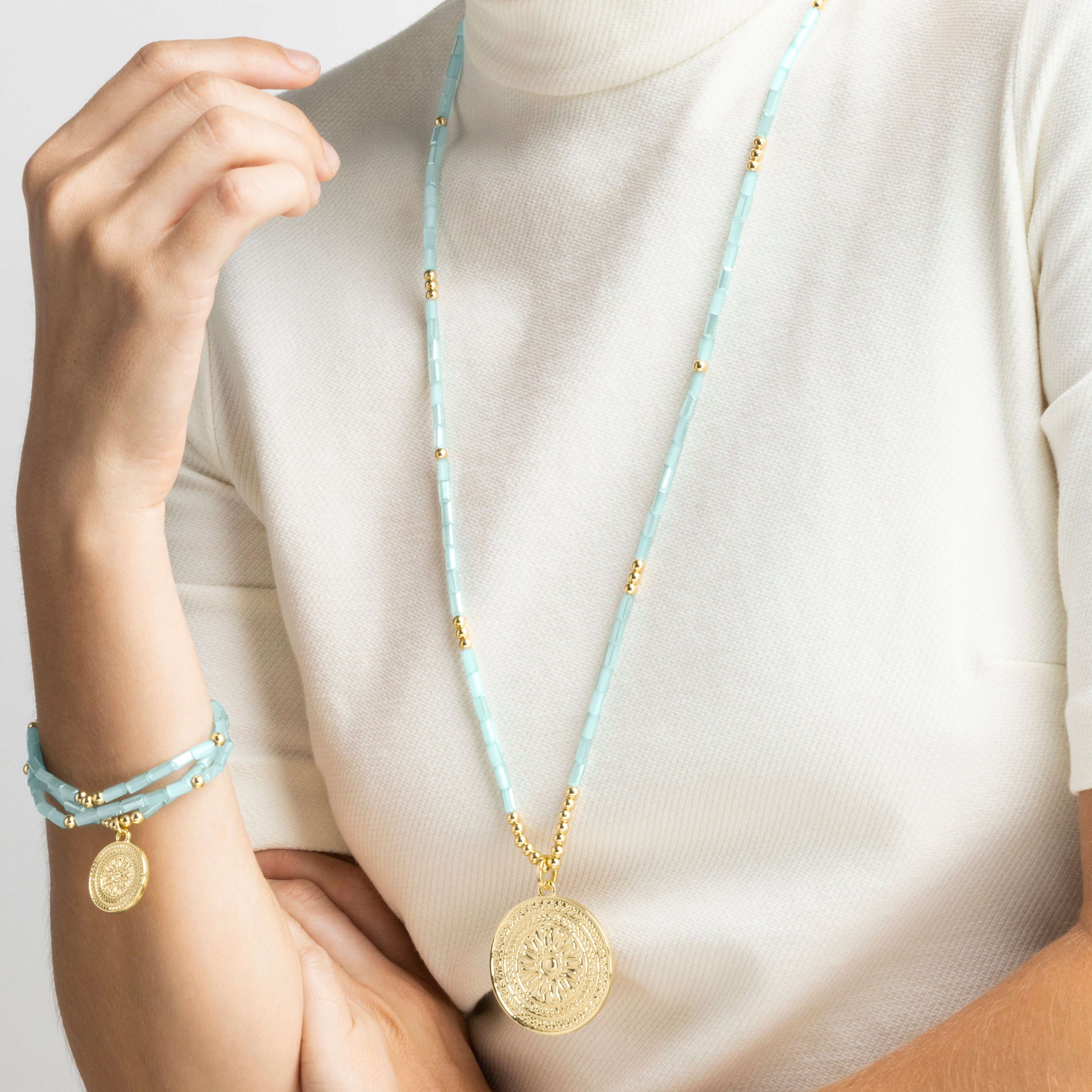 Collar with Blue Crystal finished in 18k gold - Thyu