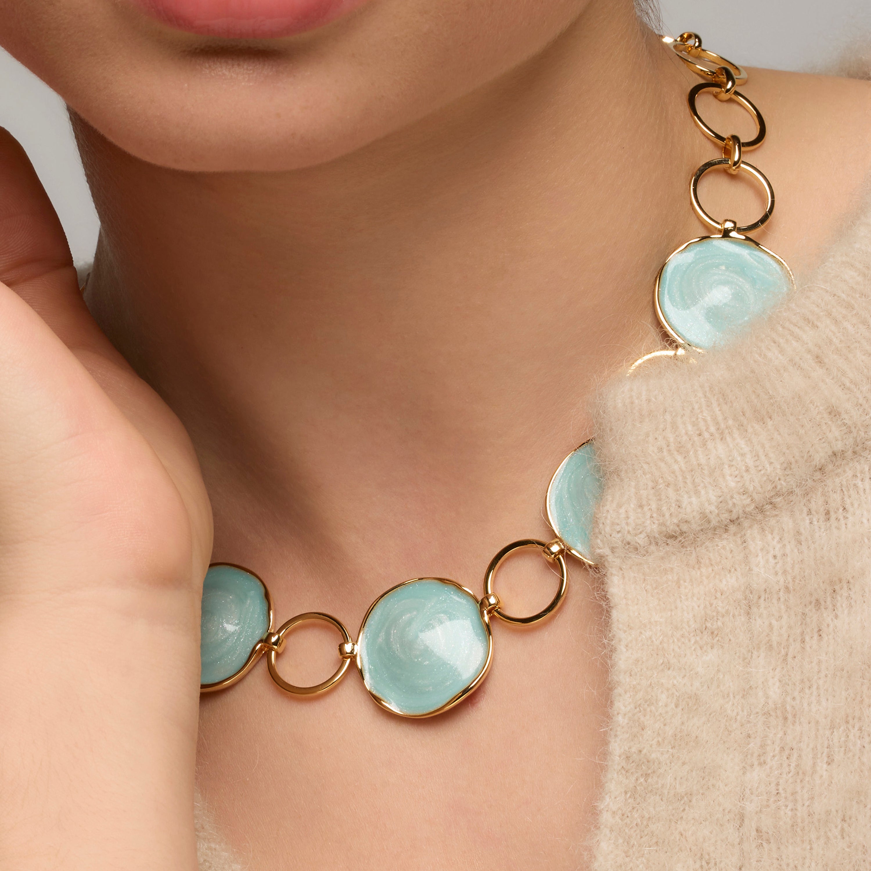 Colar Huldio de lacado azul com acabamento em ouro amarelo de 18k