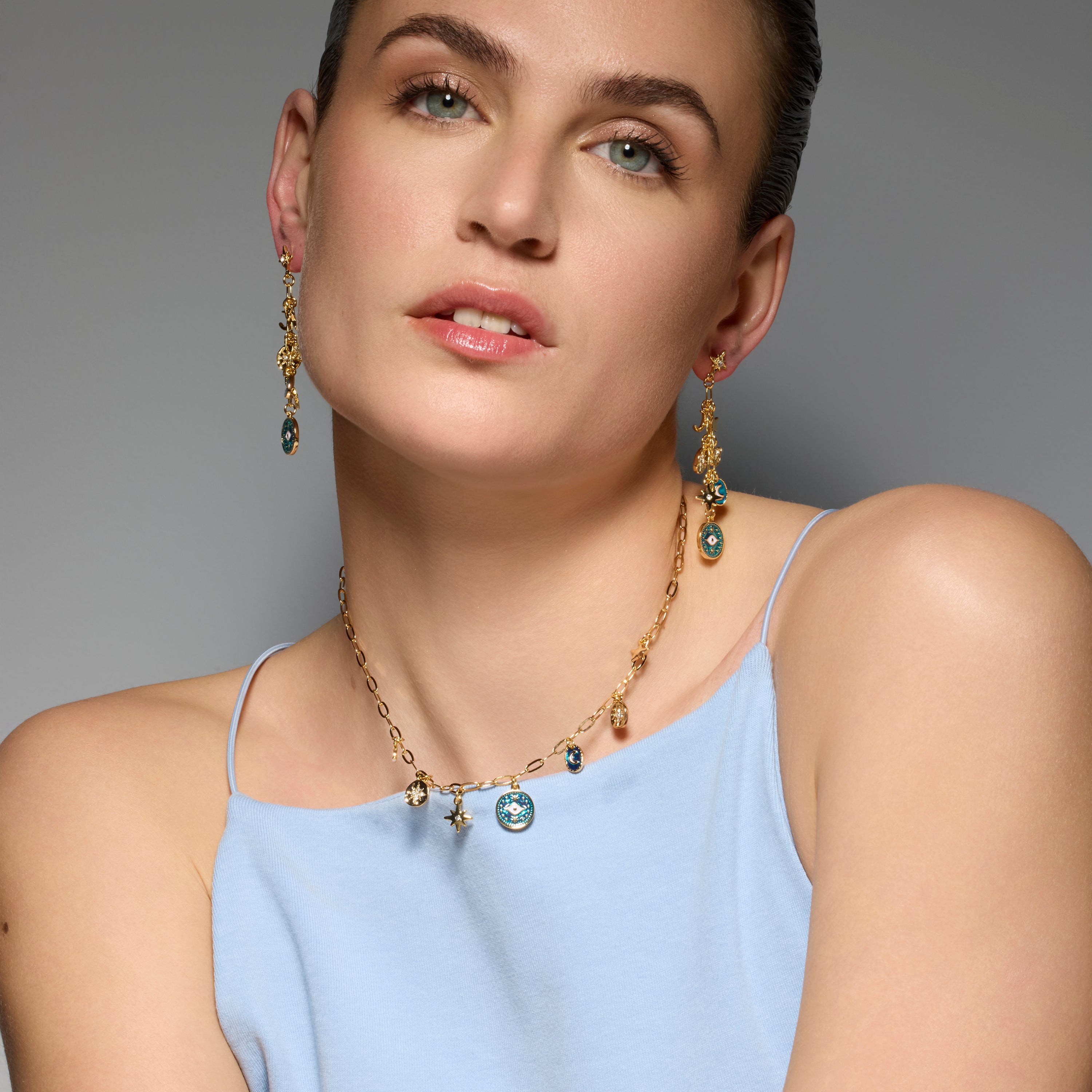 Colar acabado em ouro amarelo de 18k e resina azul - Wiwik