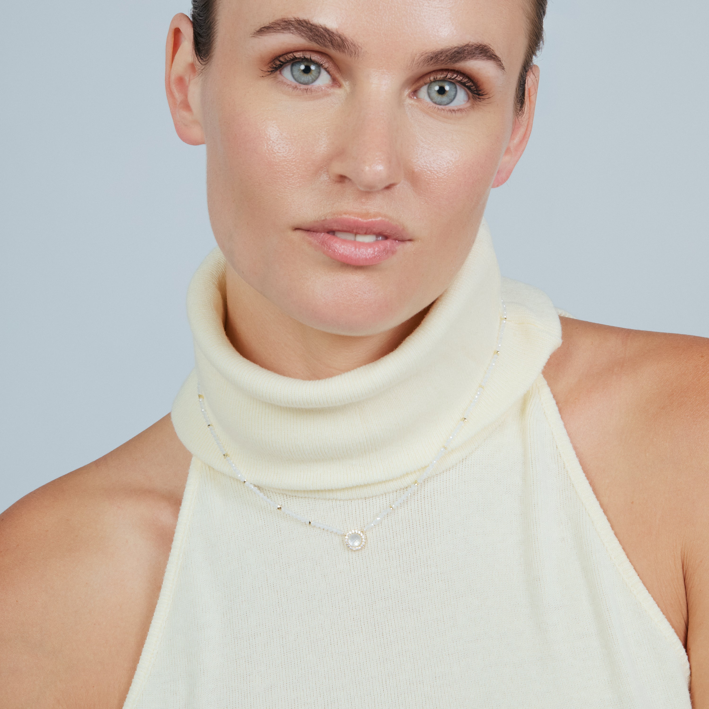Collar de Cristal de Roca y Madreperla acabado en oro amarillo de 18k - Tasass