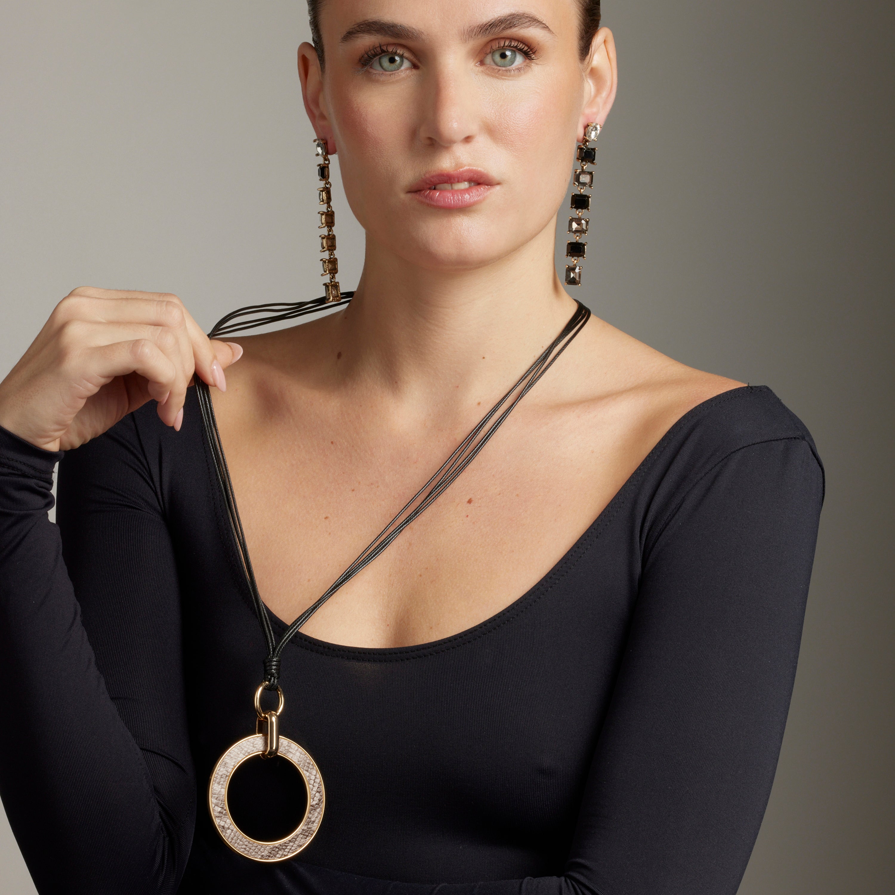 Collier en cuir noir fini en or jaune 18K - Phiae