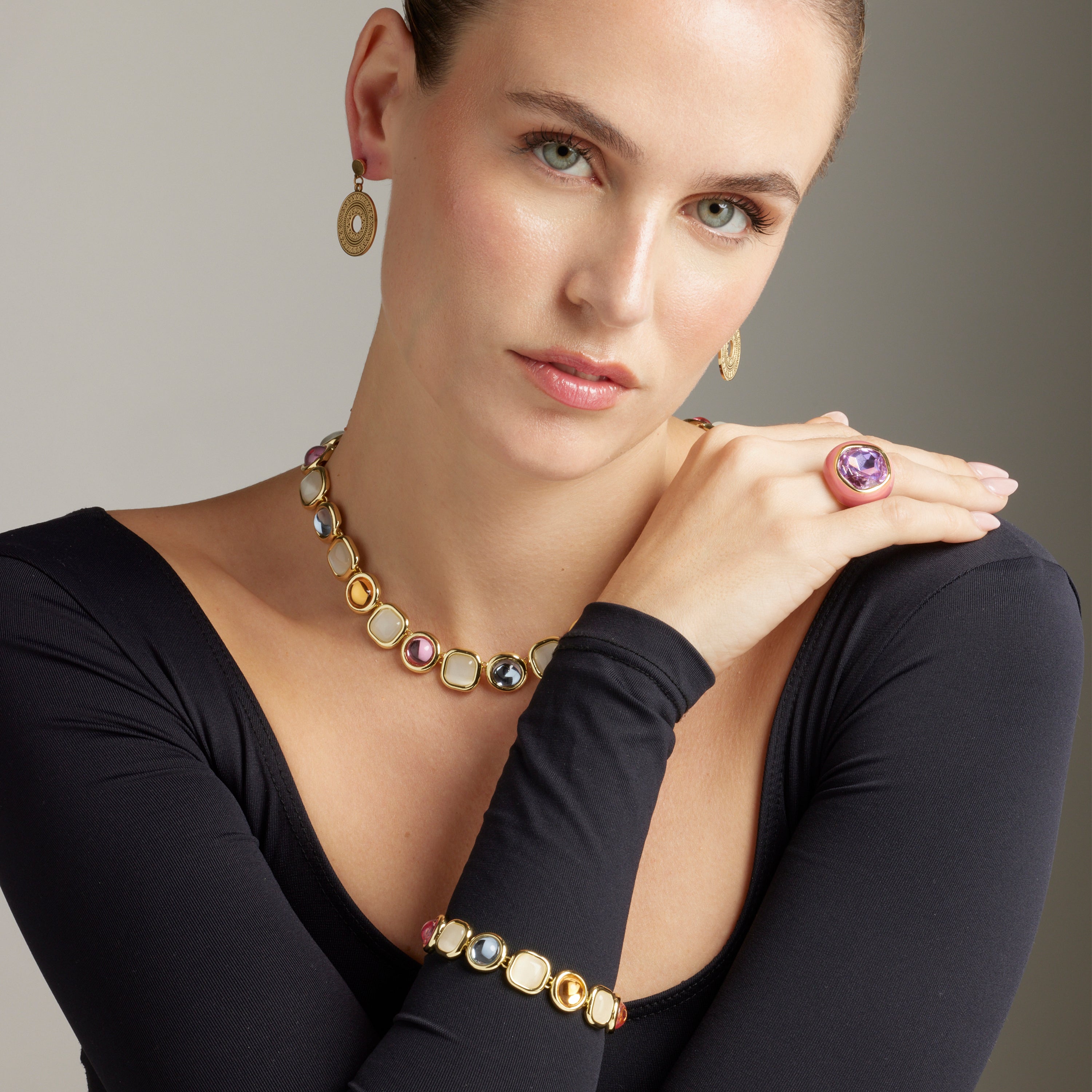 Lila Kristallring mit 18K Gelbgold-Finish - Mantis