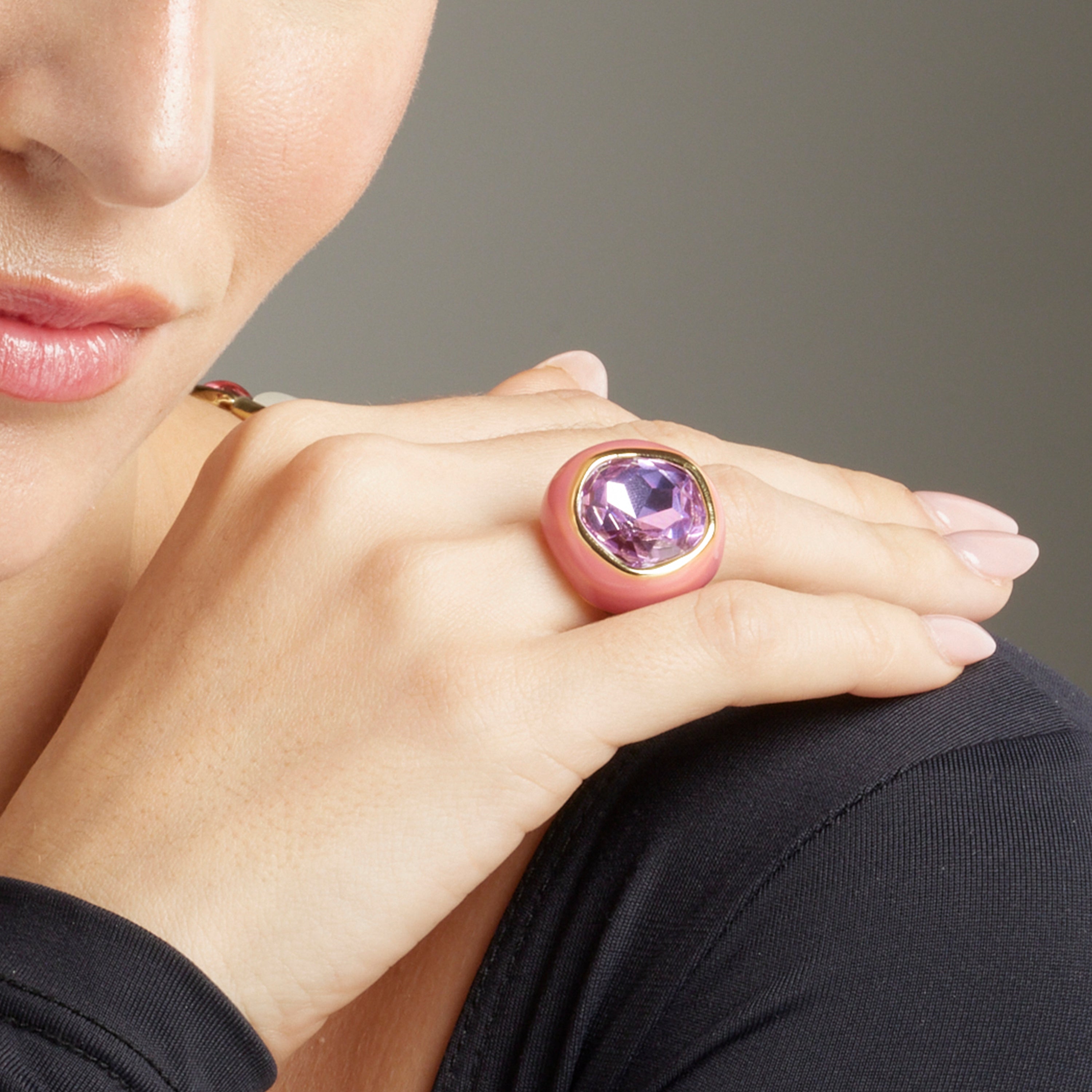 Anel de Cristal Roxo com acabamento em ouro amarelo 18K - Mantis