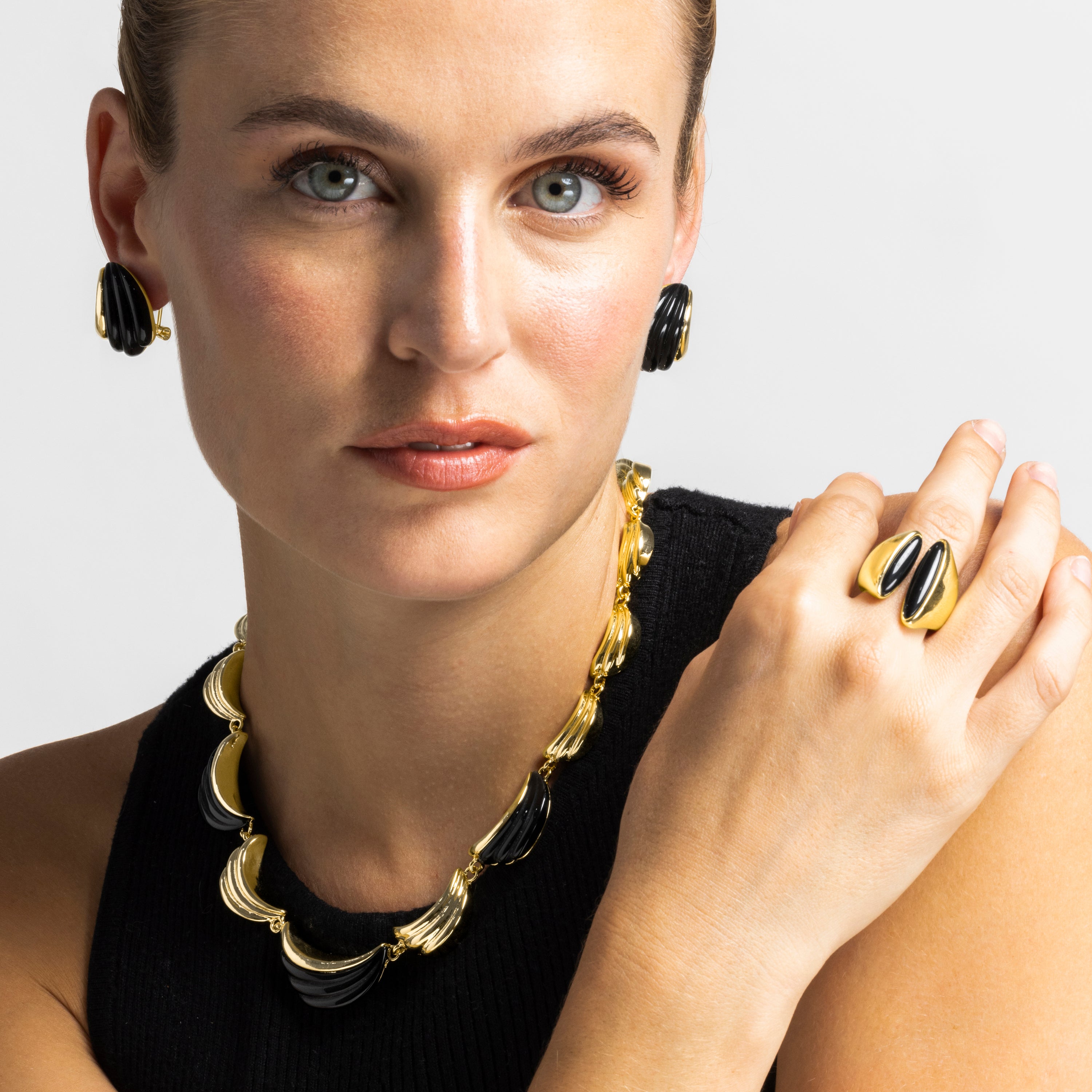 Ring with Black Resin finished in 18k gold - Modwi