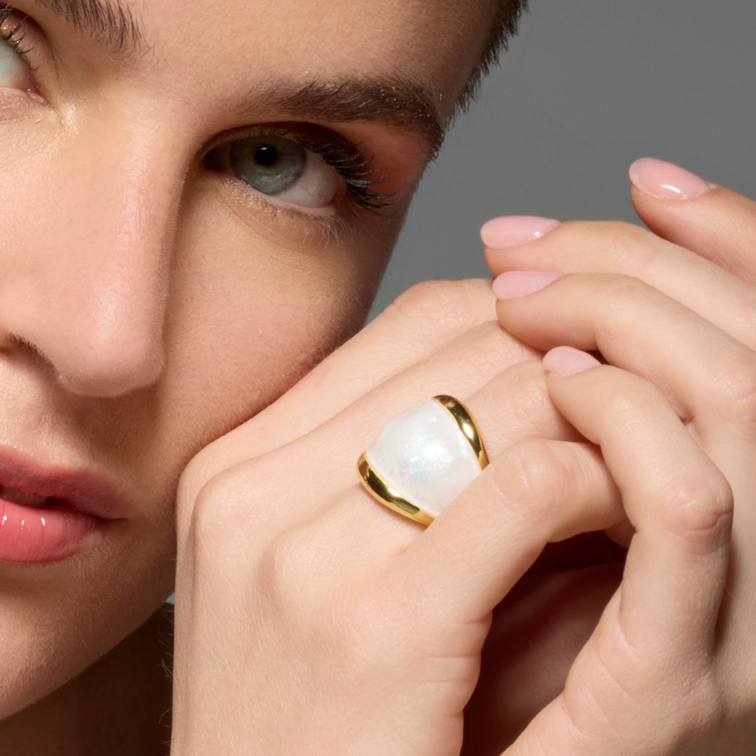 Anillo Lingo de Madreperla Blanca acabado oro amarillo de 18k