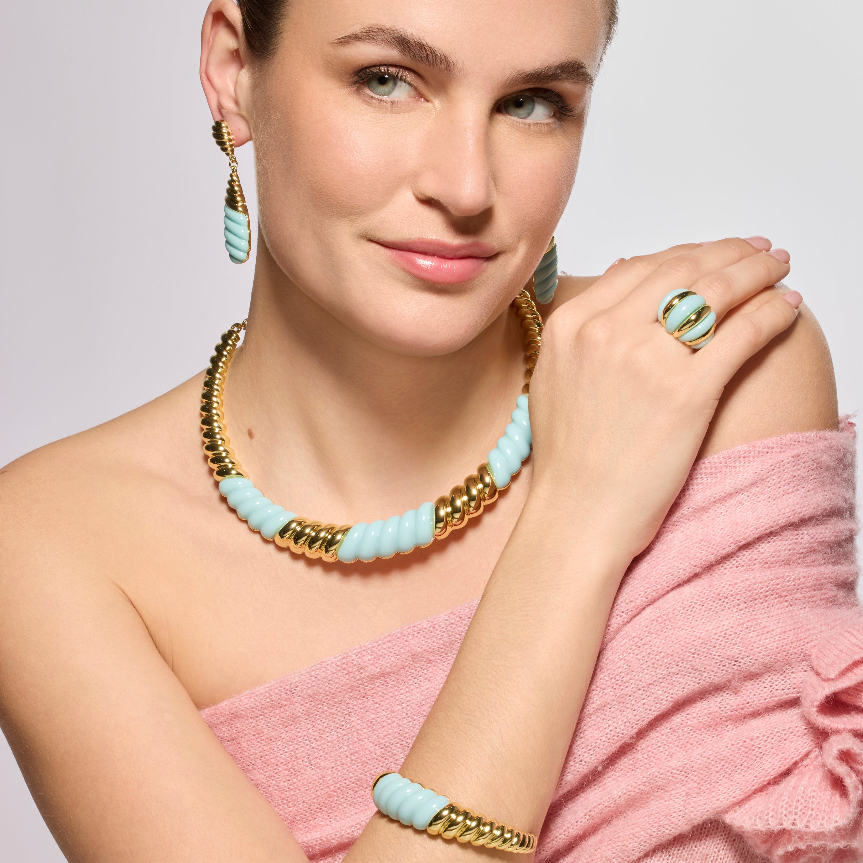 Anillo Rawil de Resina Azul acabado oro amarillo de 18k