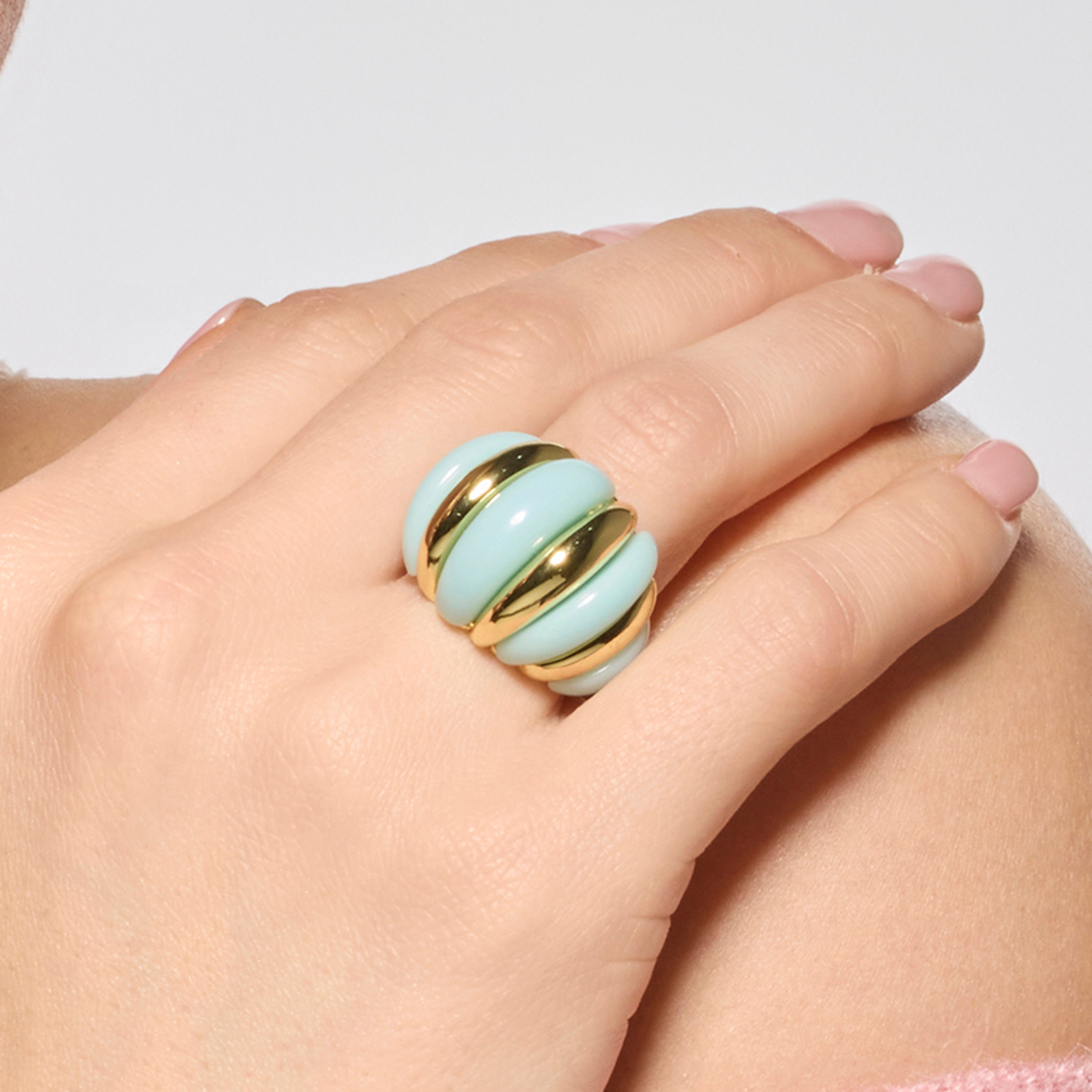 Anel Rawil de Resina Azul com acabamento em ouro amarelo de 18k