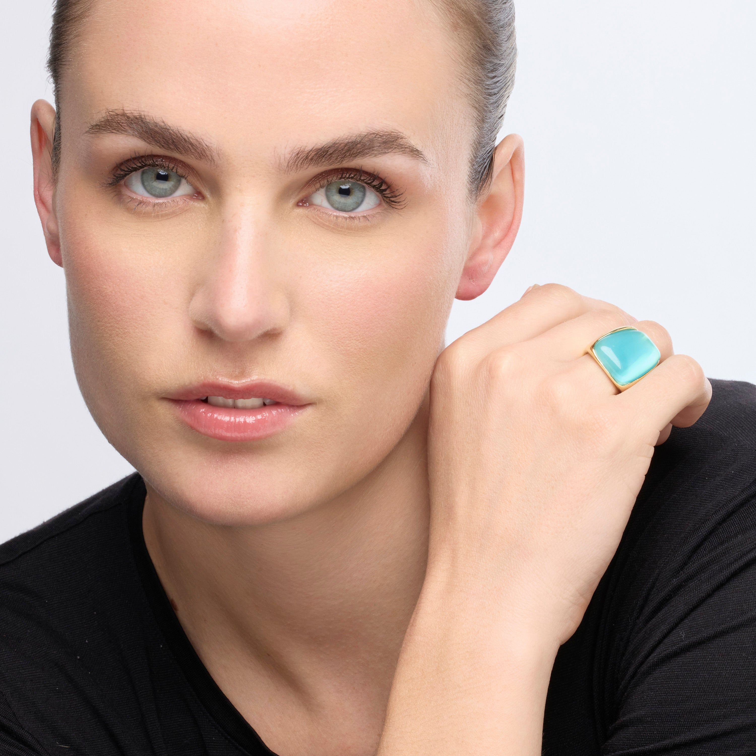 Bague Sauri en œil de chat vert finition or jaune 18k