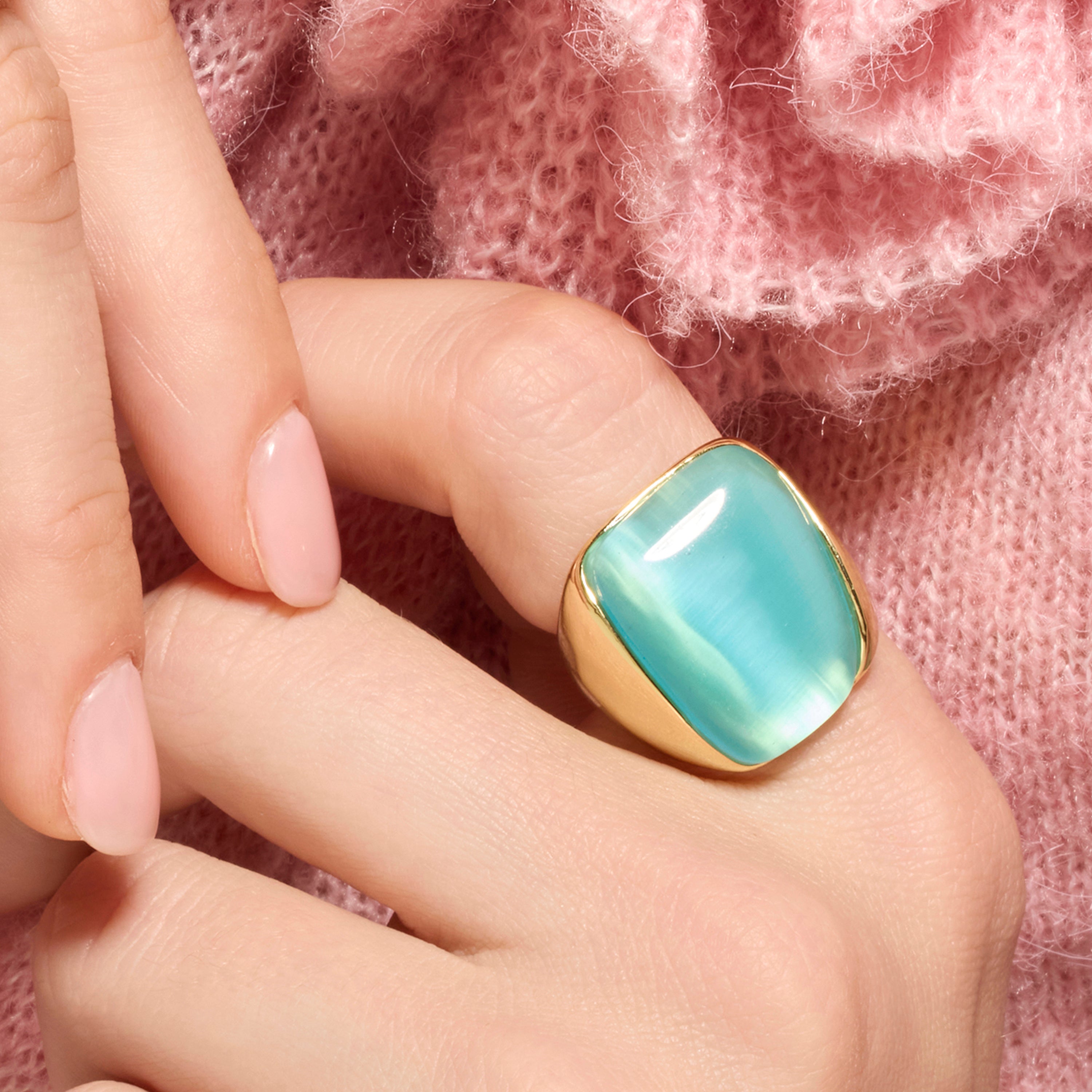 Bague Sauri en œil de chat vert finition or jaune 18k