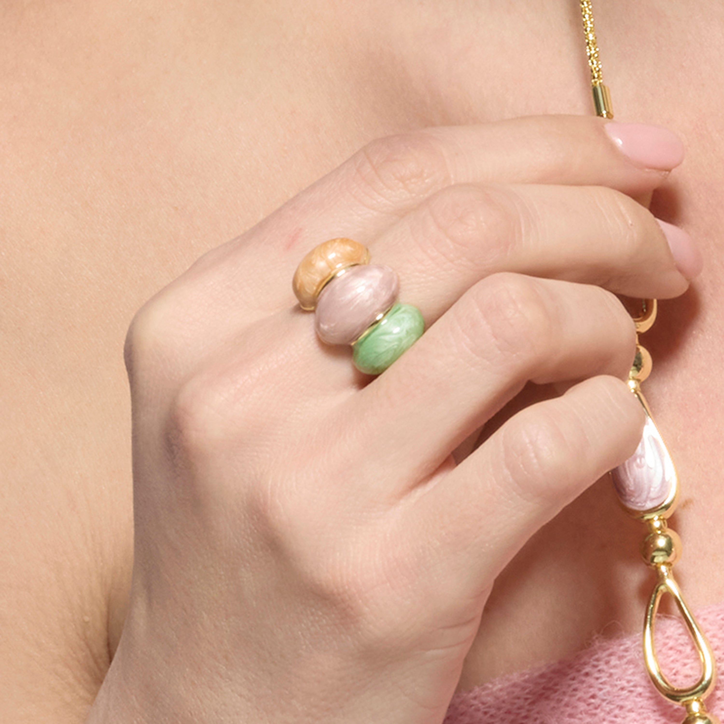 Anillo Ismaly de Resina Rosa acabado oro amarillo de 18k