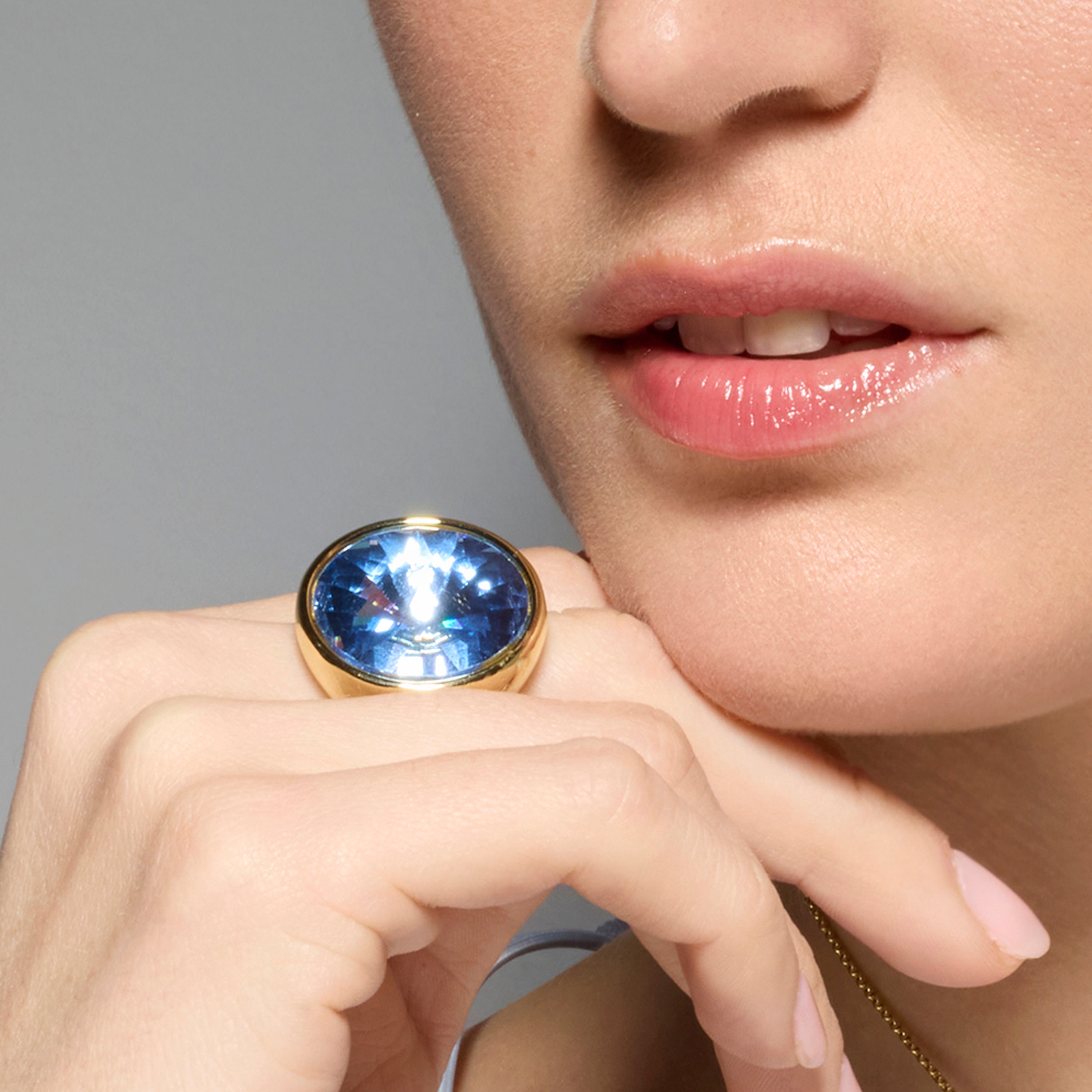 Anillo acabado oro amarillo de 18k y Cristal Azul - Cuako