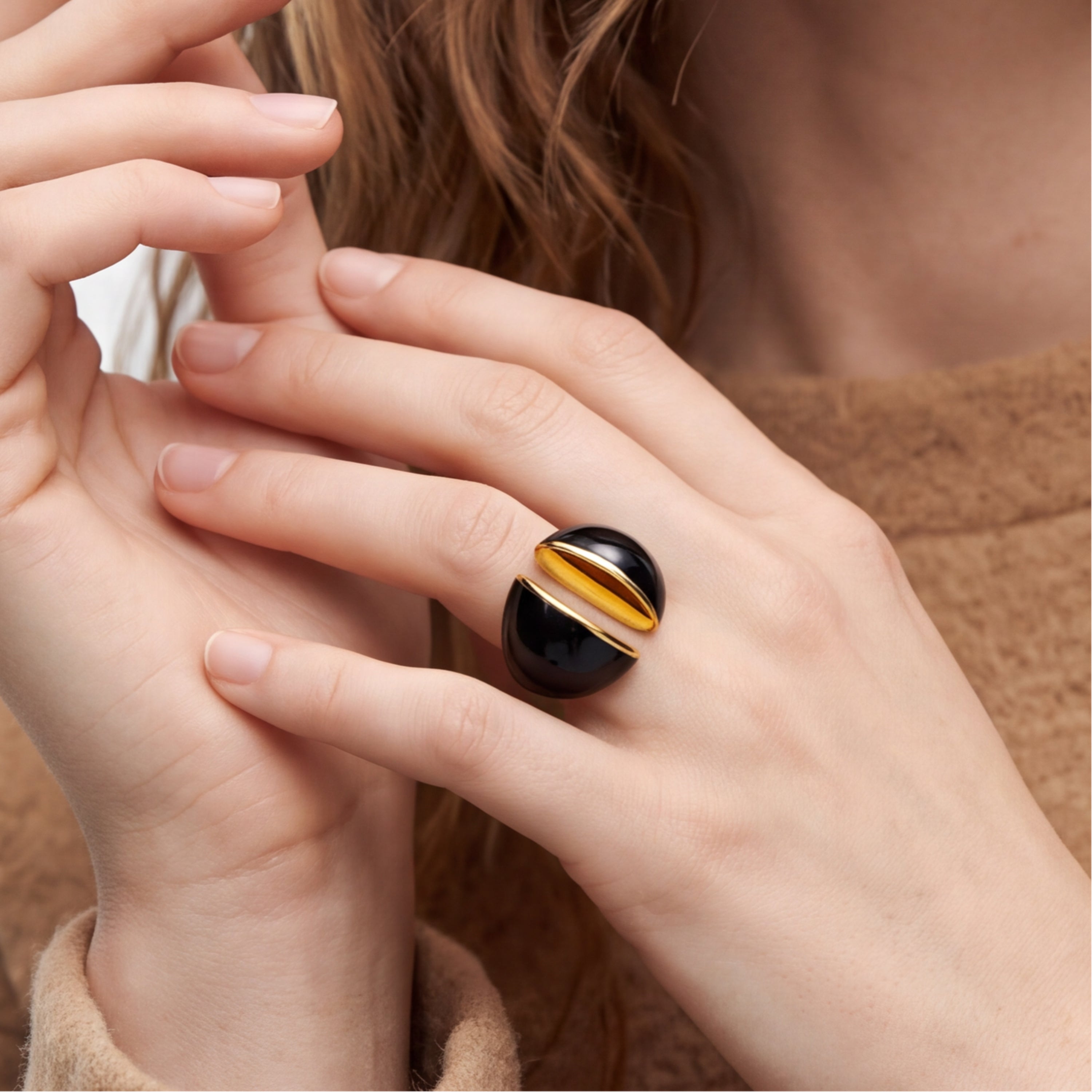 Anillo de Lacado Negro acabado en oro amarillo de 18k - Uap