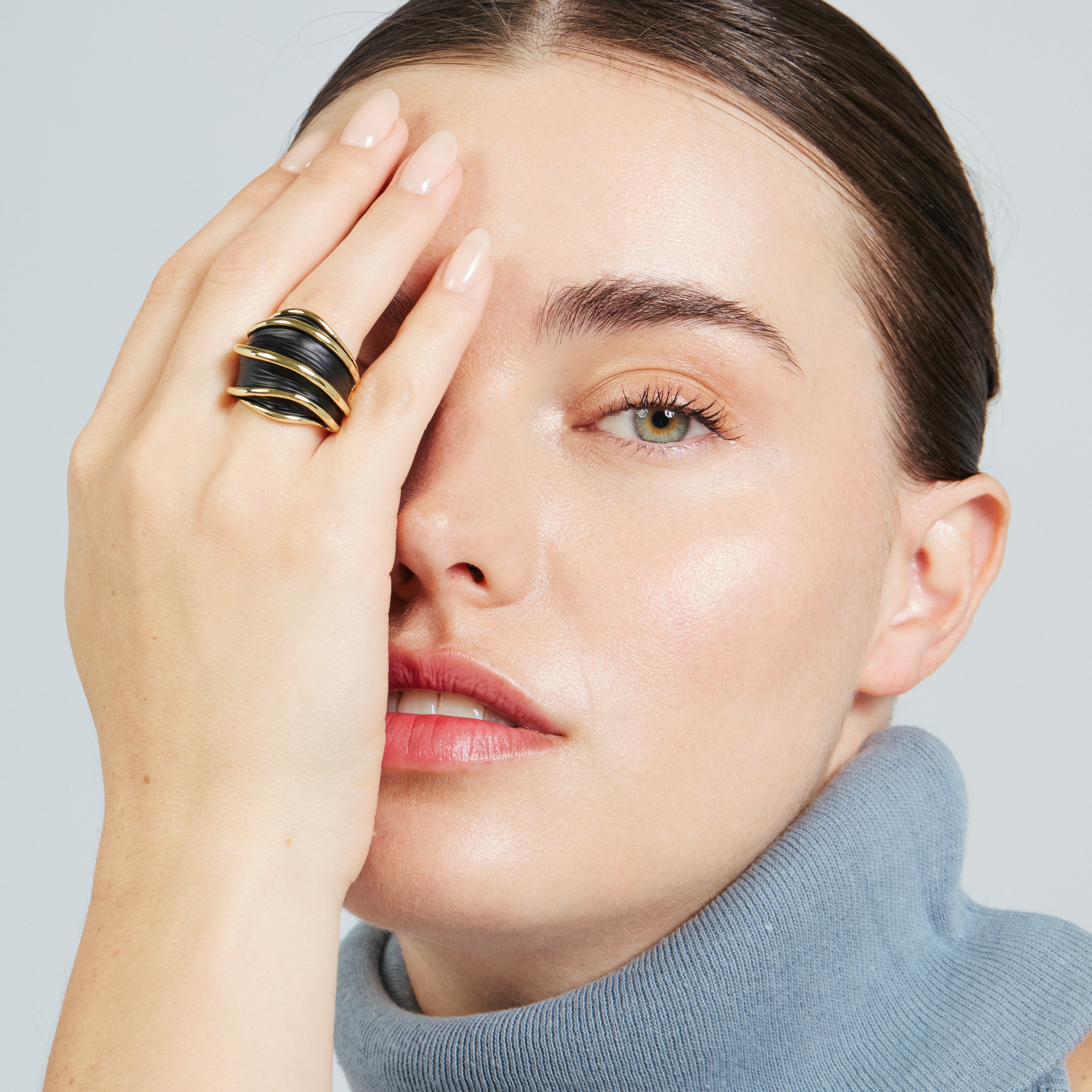 Ring mit schwarzer Lackierung und 18-karätiger Gelbgold-Veredelung – Kard