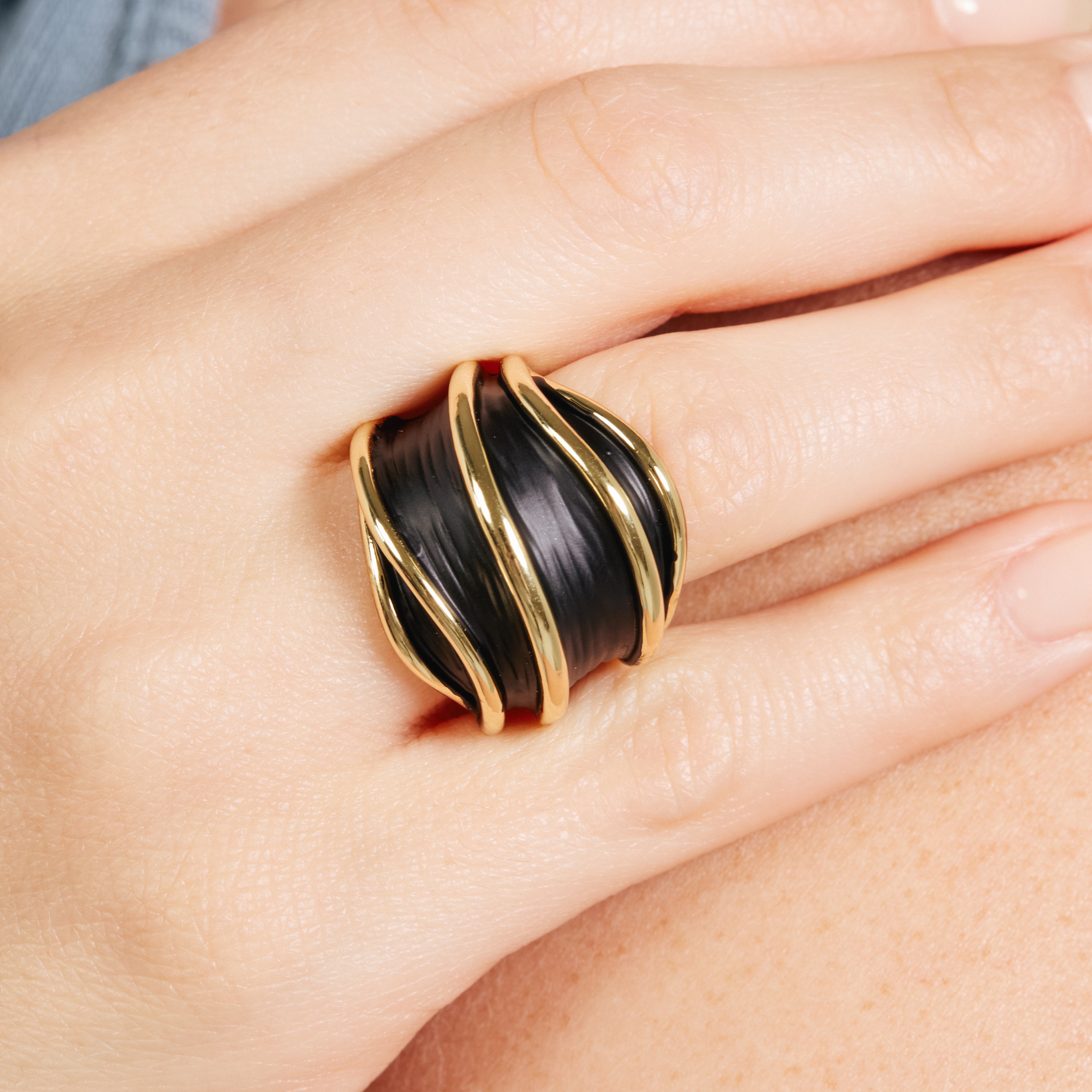 Anillo de Lacado Negro acabado en oro amarillo de 18k - Kard