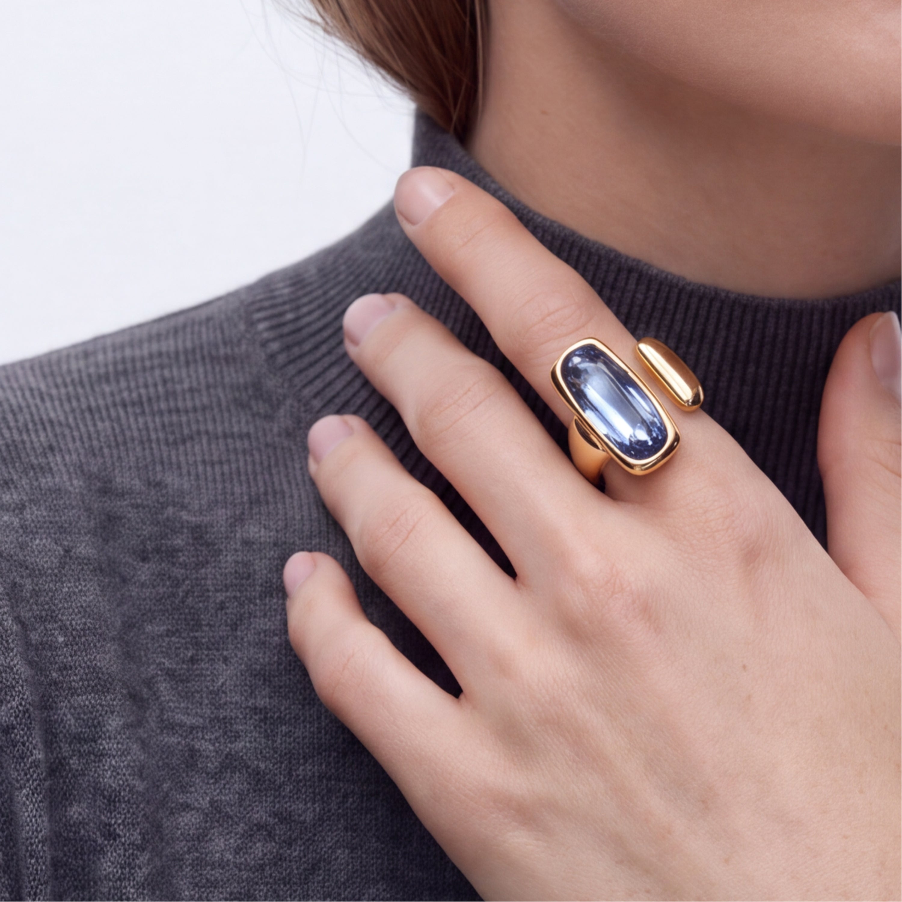 Anillo de Cristal Azul acabado en oro amarillo de 18k - Bosu