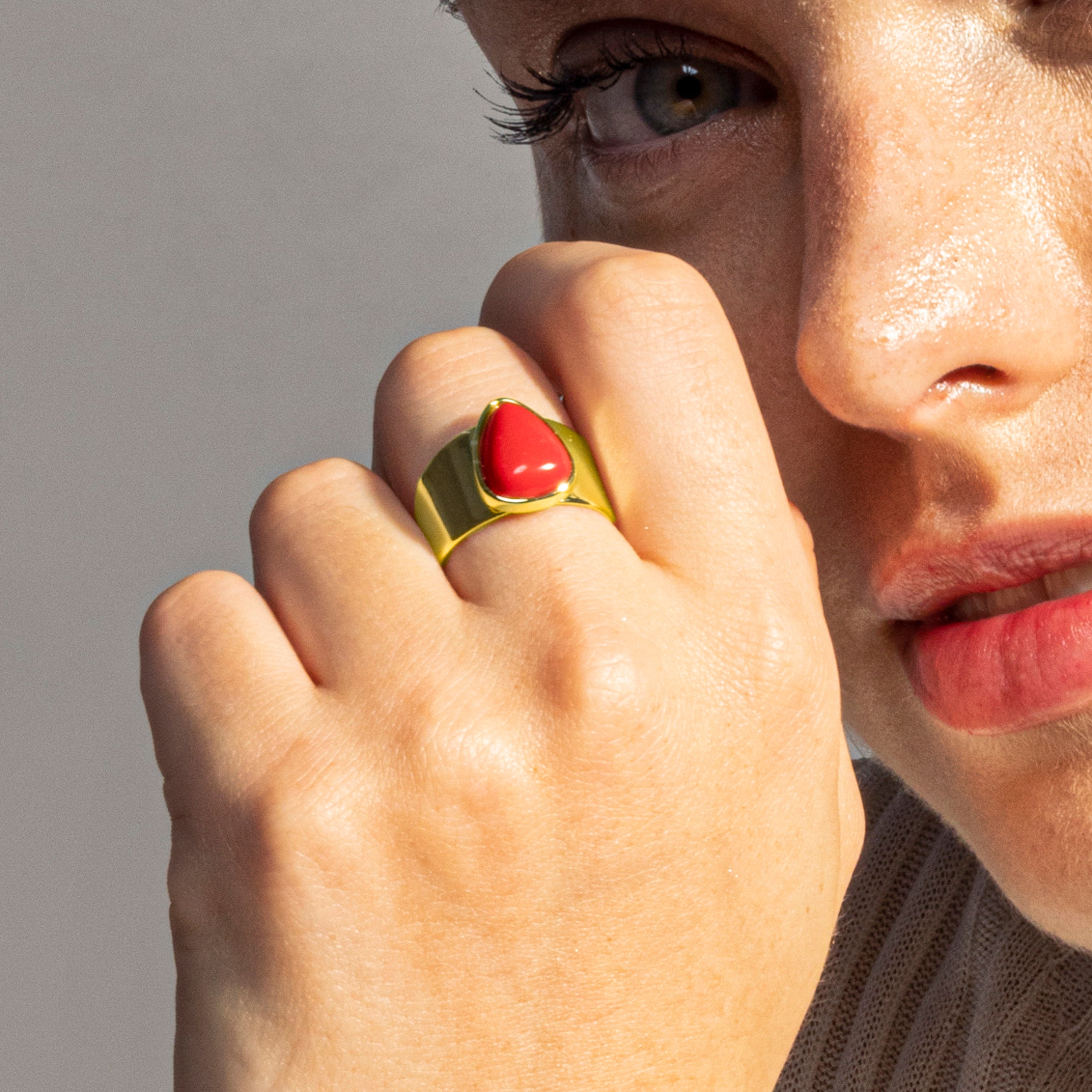 Anello in corallo finito in oro giallo 18K - Sheak