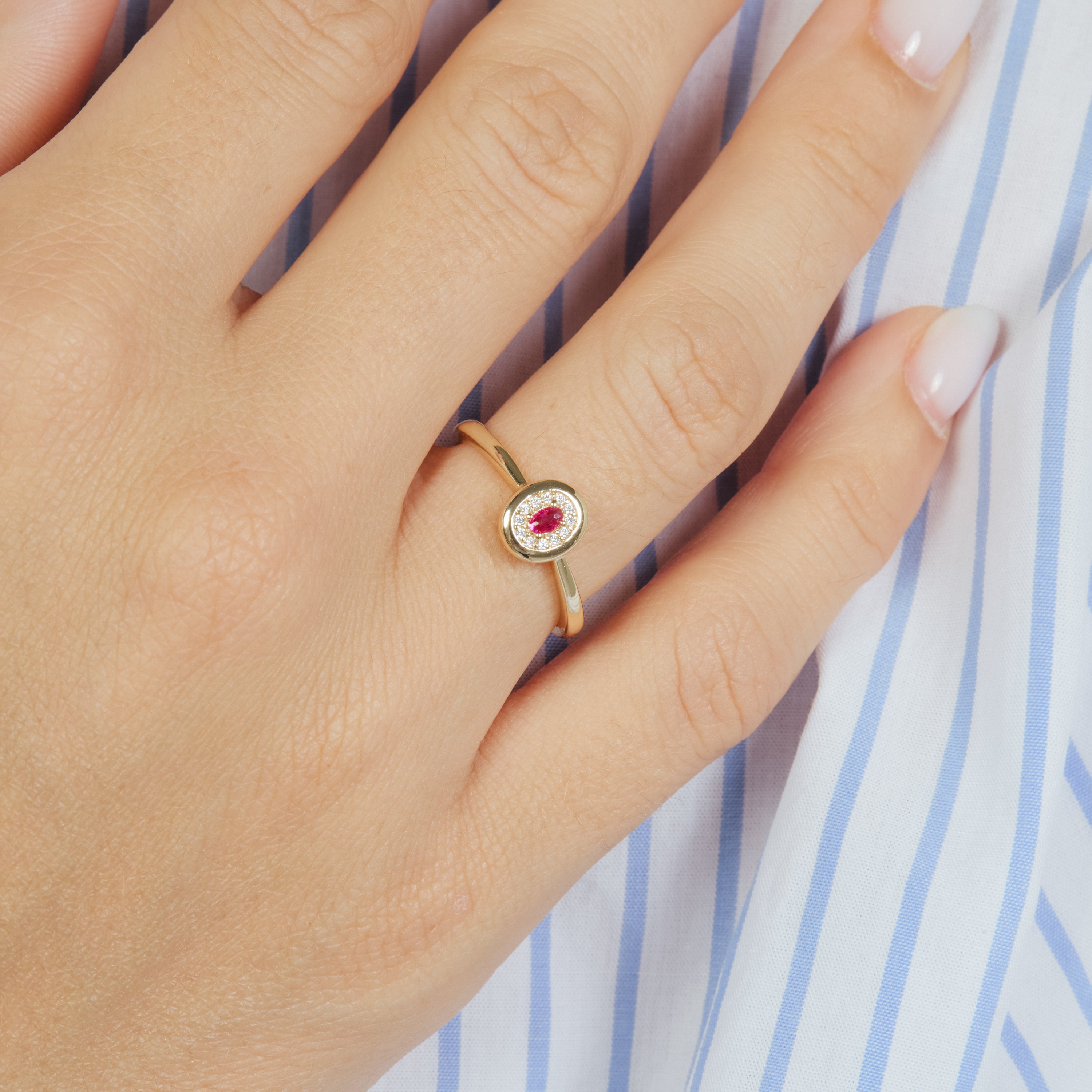 Anillo de Circonita Rubí acabado en oro amarillo de 18k - Sahspu