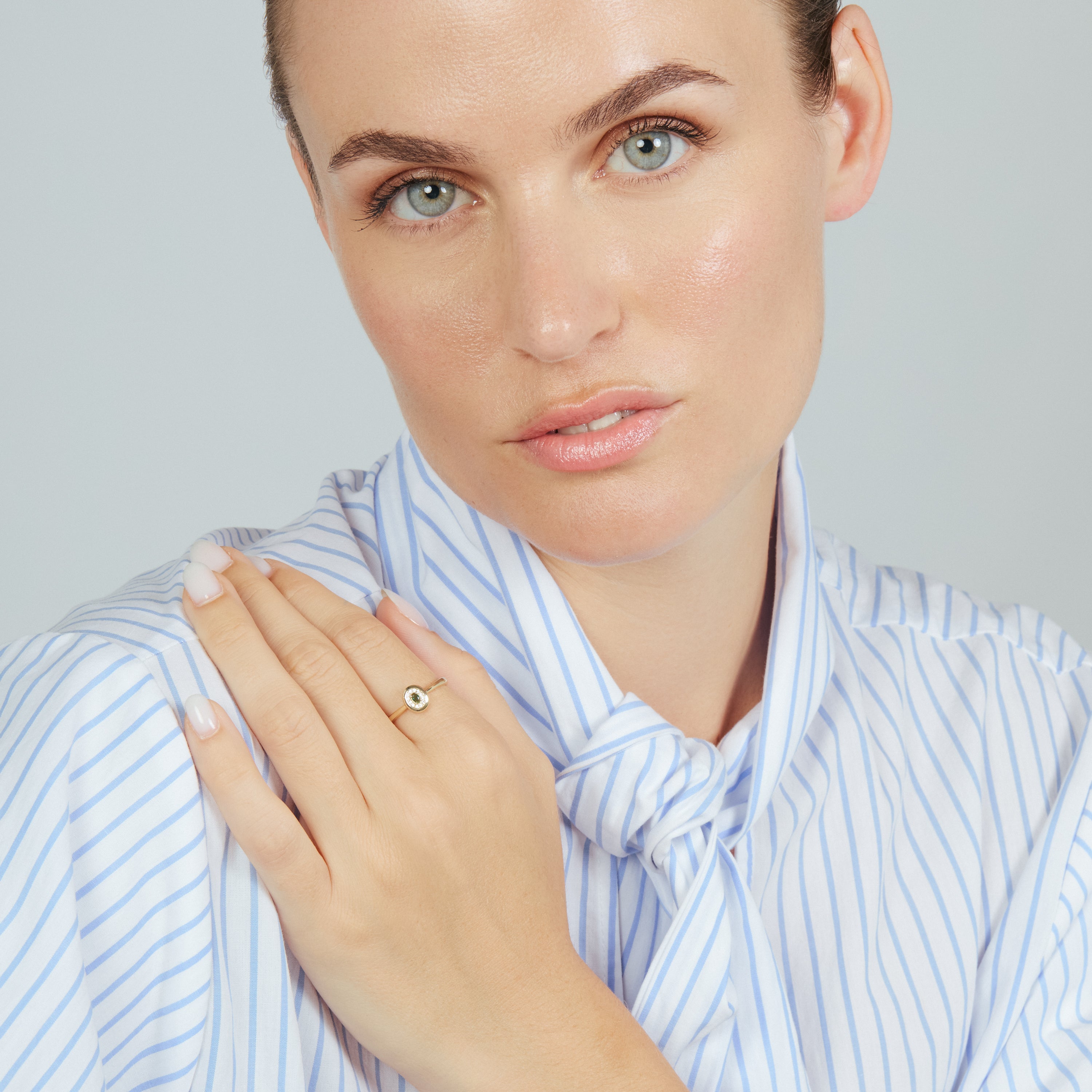 Anillo de Circonita Esmeralda acabado en oro amarillo de 18k - Sahspu