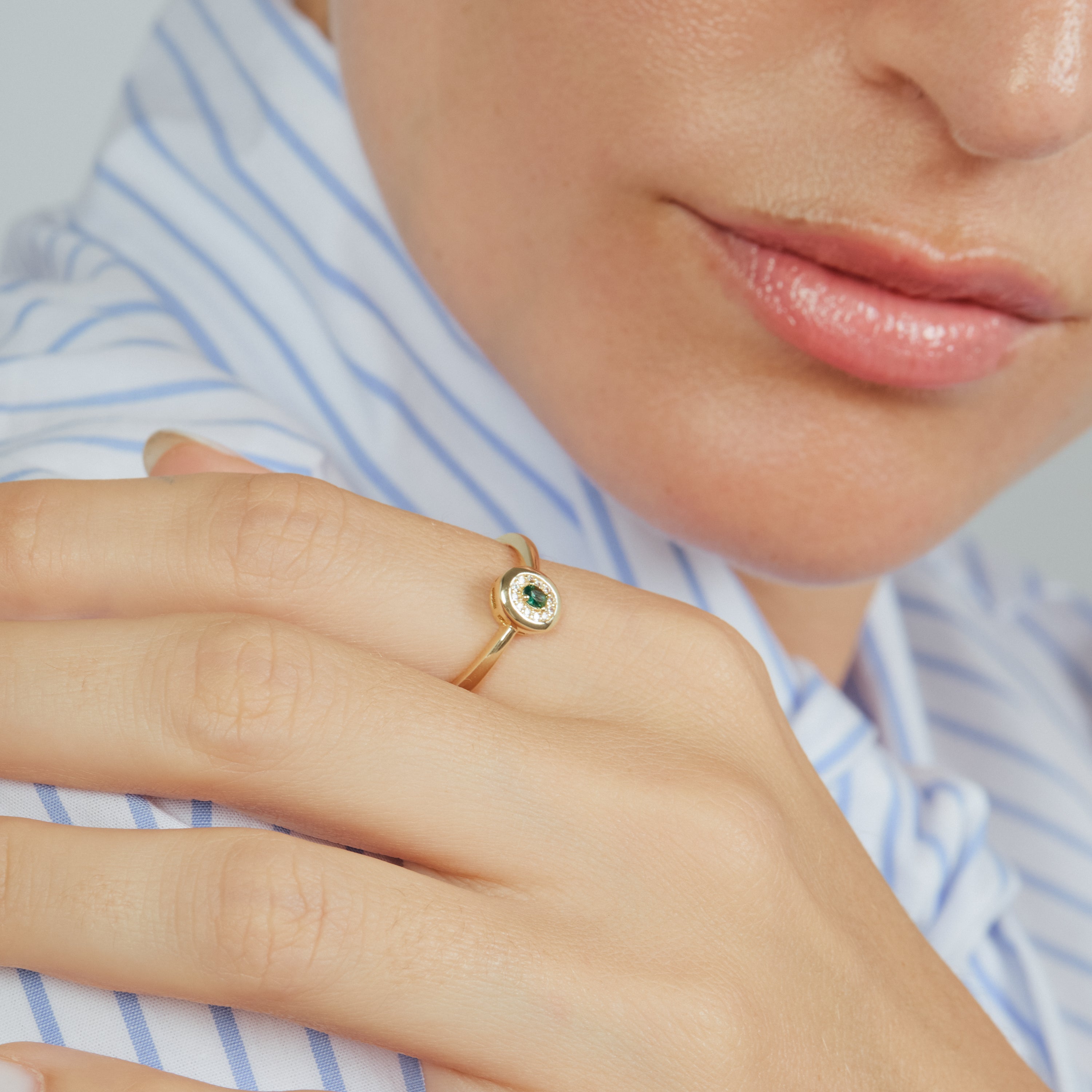 Anillo de Circonita Esmeralda acabado en oro amarillo de 18k - Sahspu