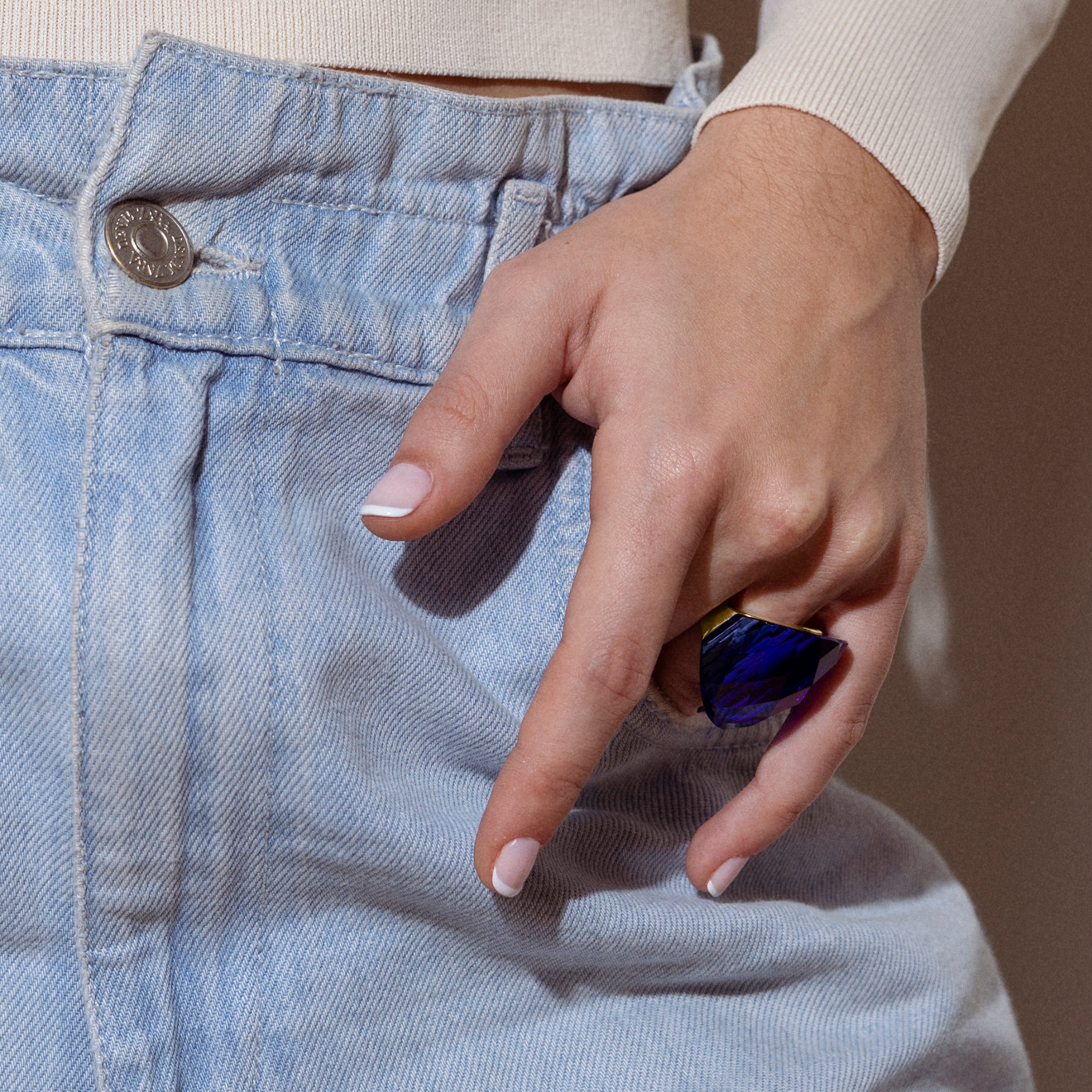 Anillo de Cuarzo Hidrotermal Lapislazuli acabado en oro amarillo 18K - Konsil