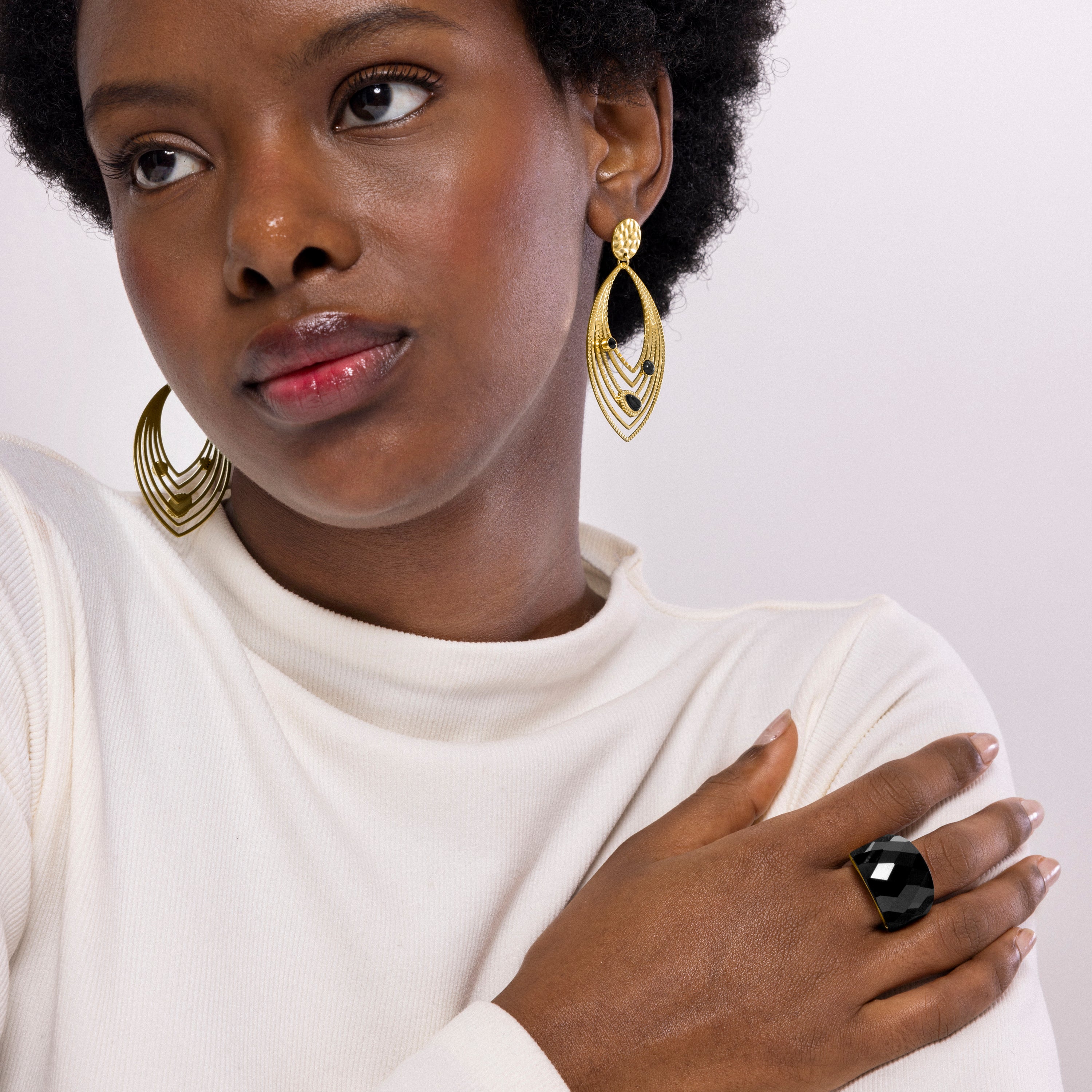 Ring mit hydrothermalem Quarz, Onyx, vergoldet mit 18K Gelbgold - Hianvi