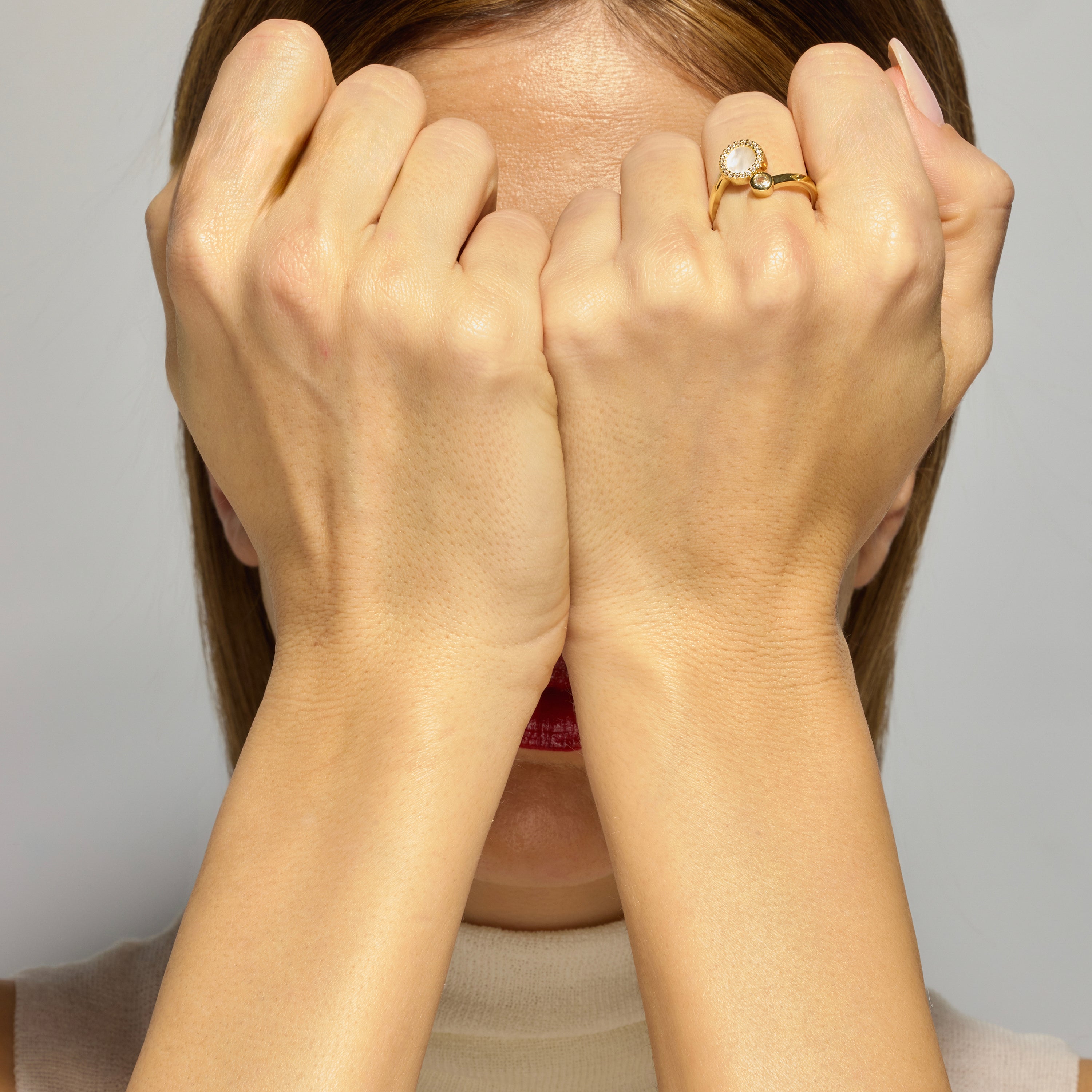 Anillo con Madreperla Blanca acabado oro 18k - Yaran