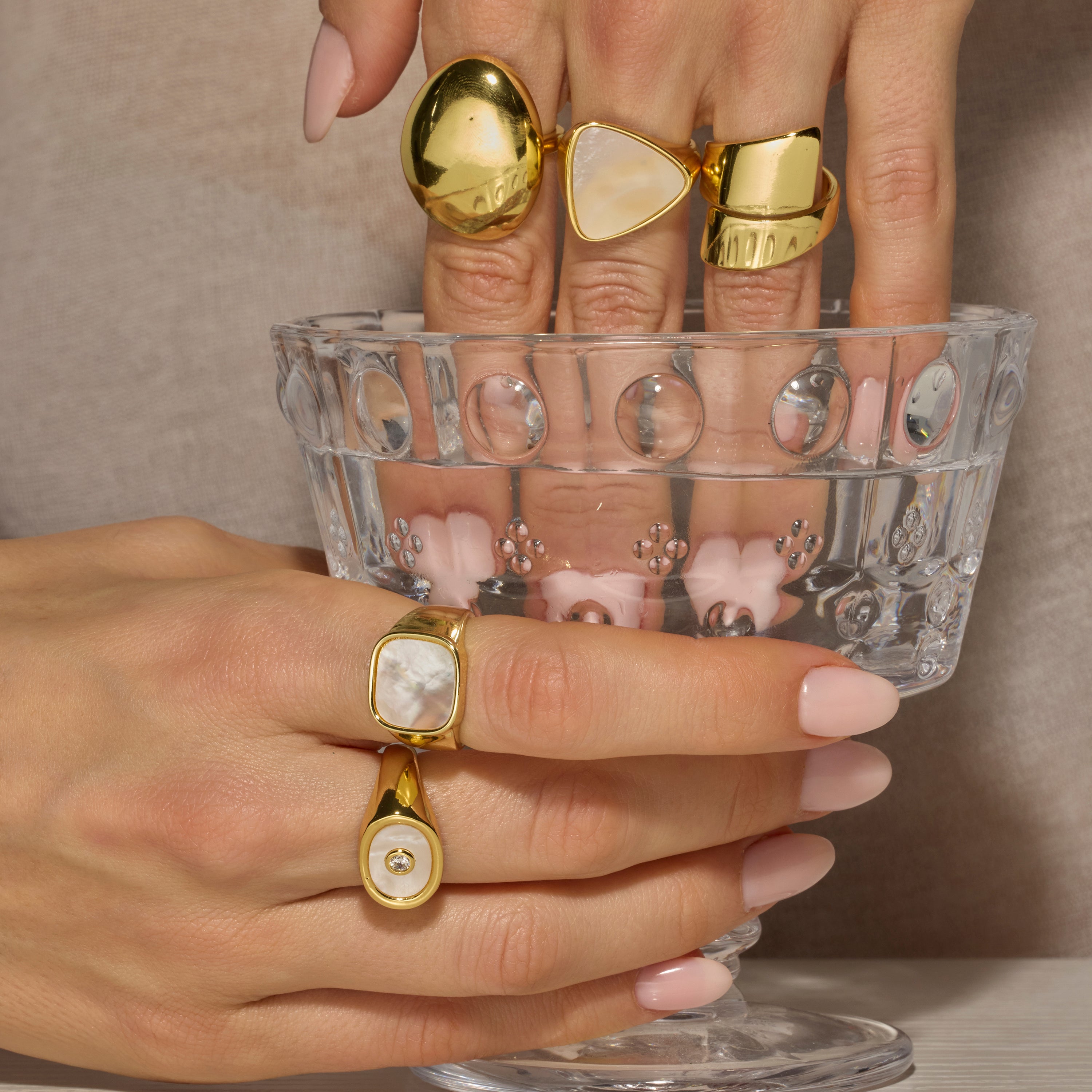 Ring with White Mother of Pearl finished in 18k gold - Staxo