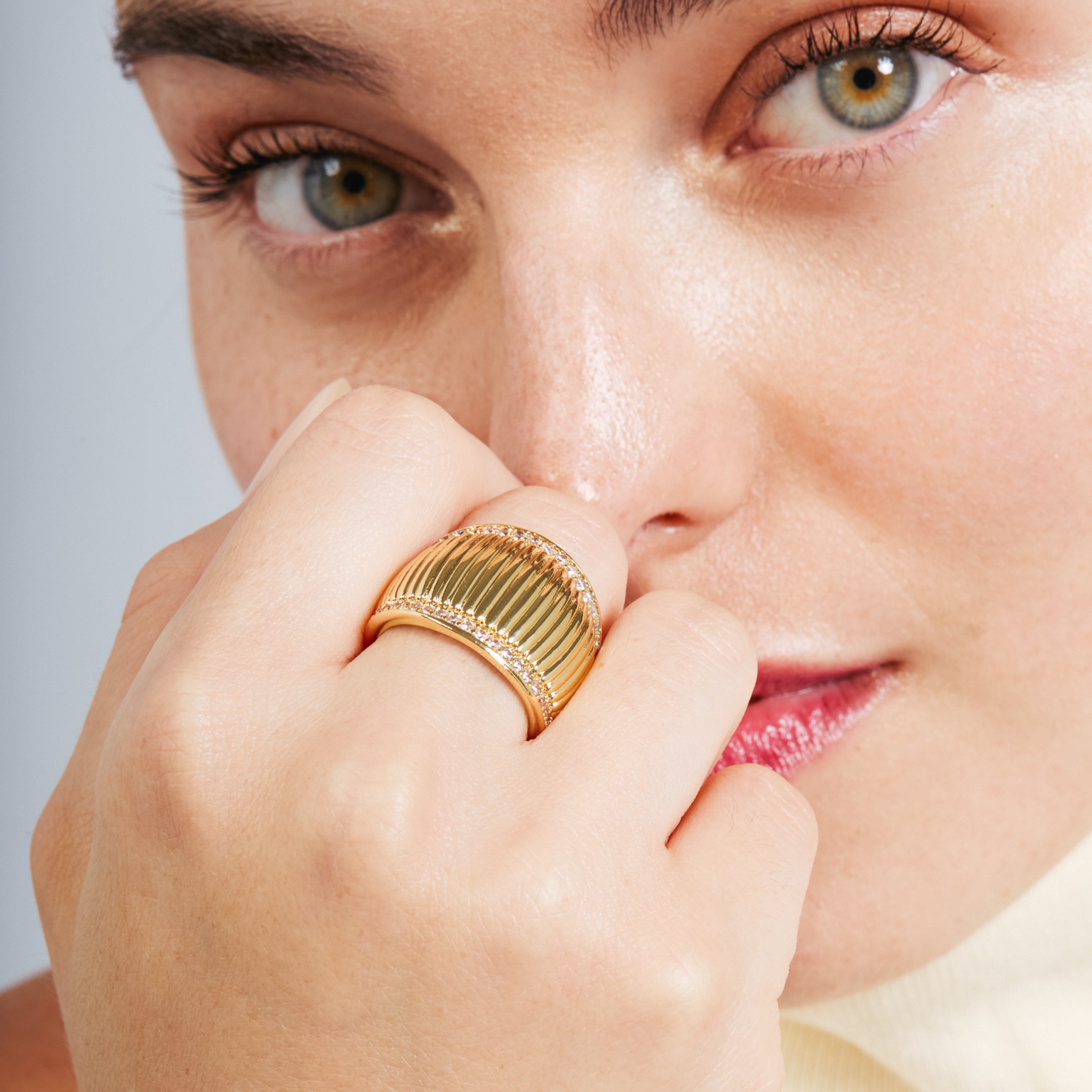 Anello in zircone brillante con finitura in oro giallo 18k - Grimna