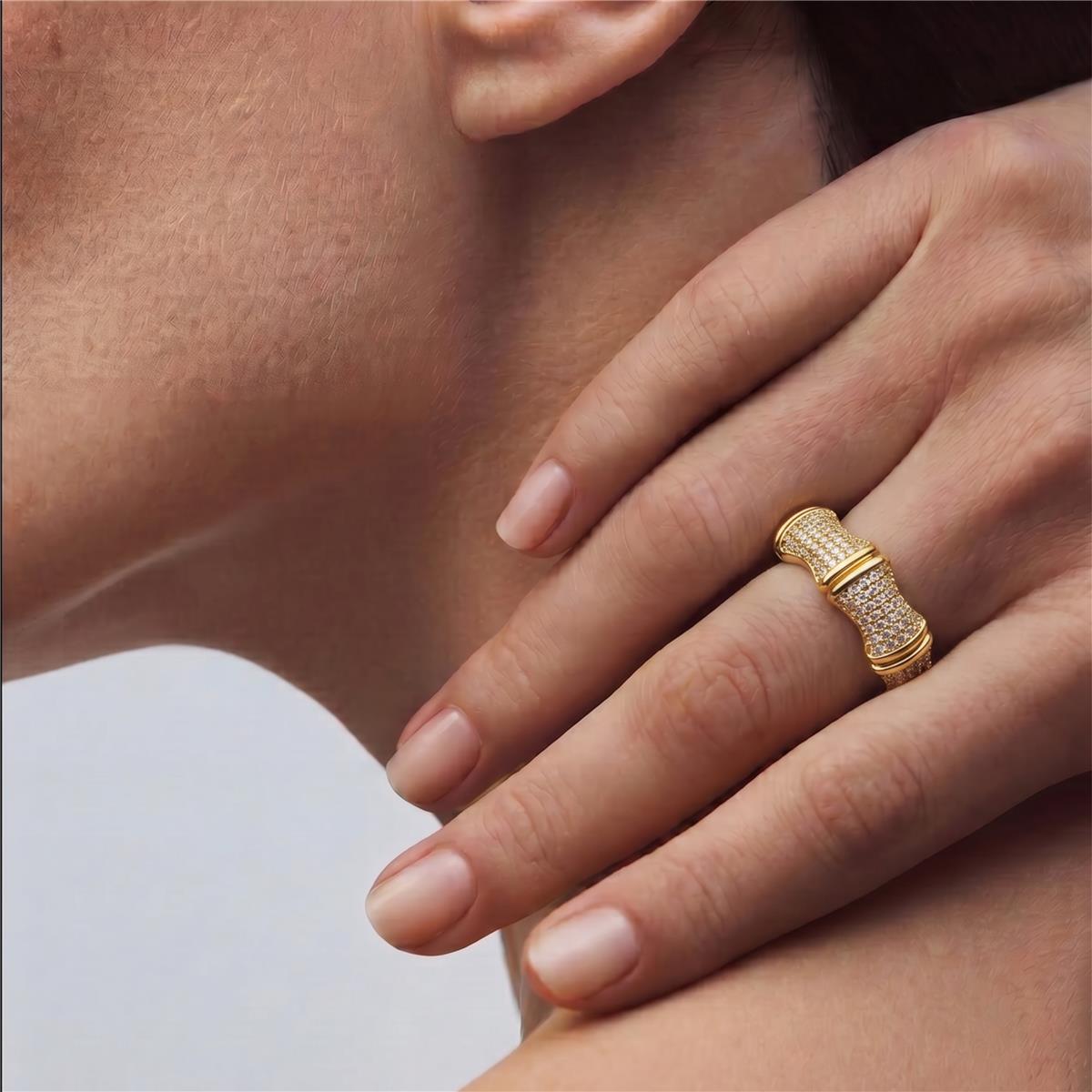 Anillo de Aleación de Metal y Circonita Brillante acabado en oro amarillo de 18k - Rechi