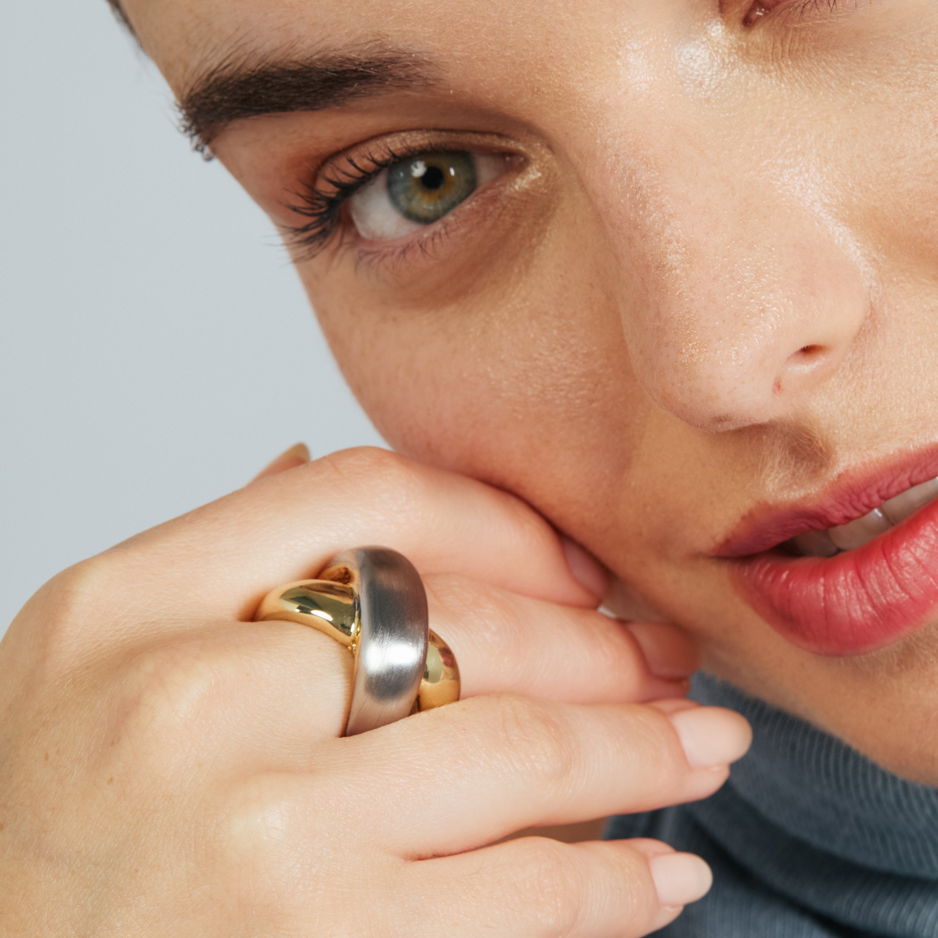 Anillo acabado en rodio, oro amarillo y rosa de 18k - Stalor