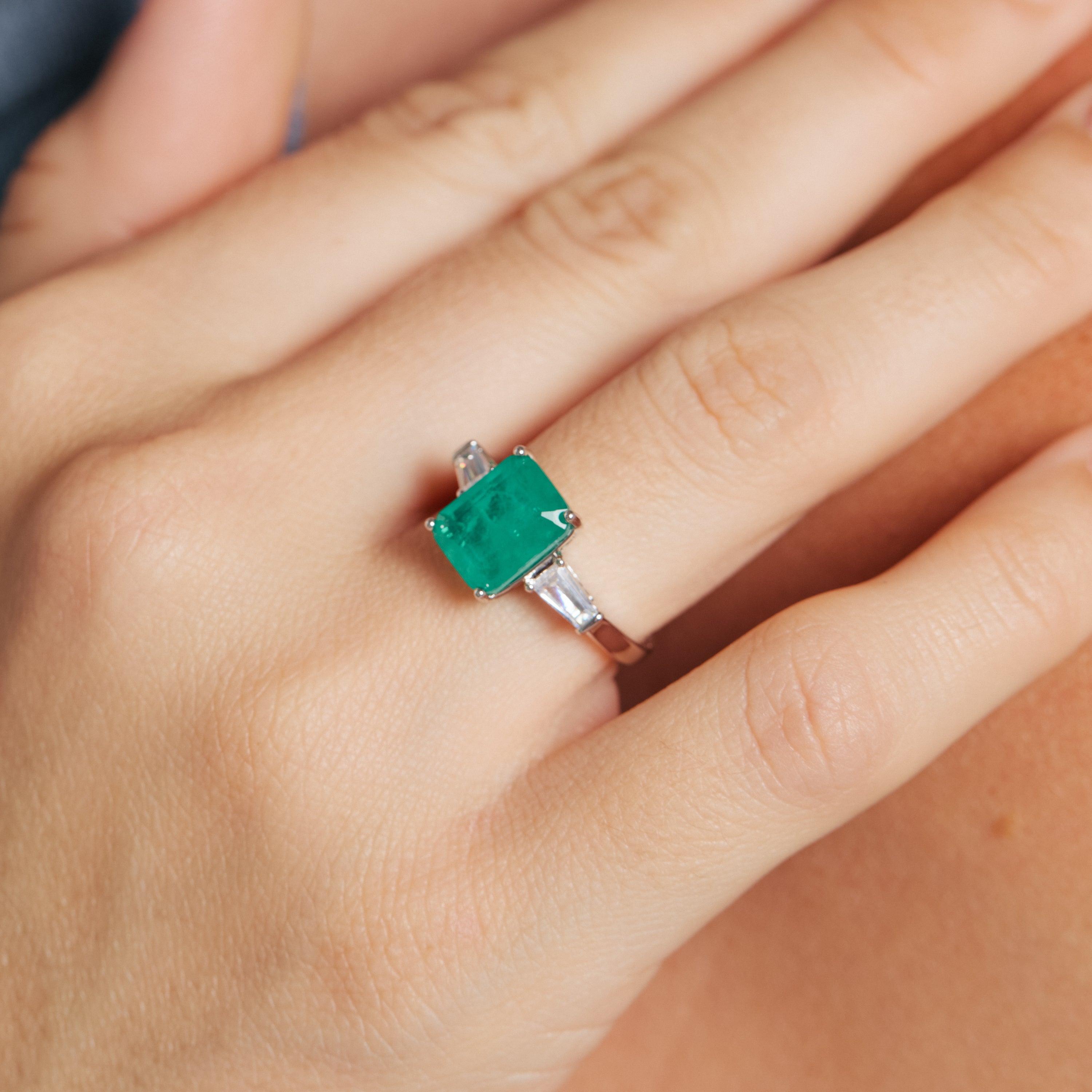 Anillo de Cuarzo Hidrotermal Verde Paraiba acabado en rodio - Kia