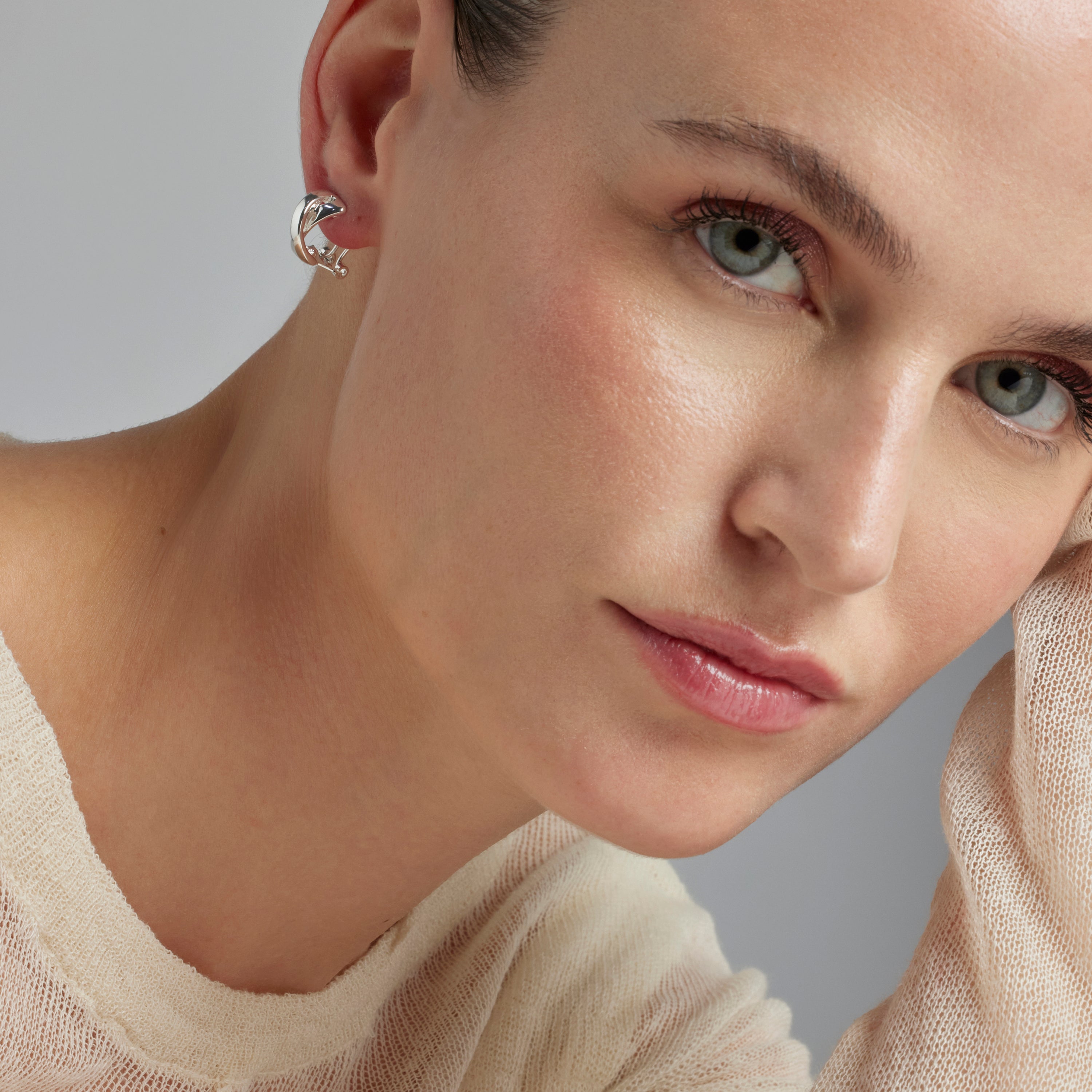 Pendientes acabados en rodio - Reina