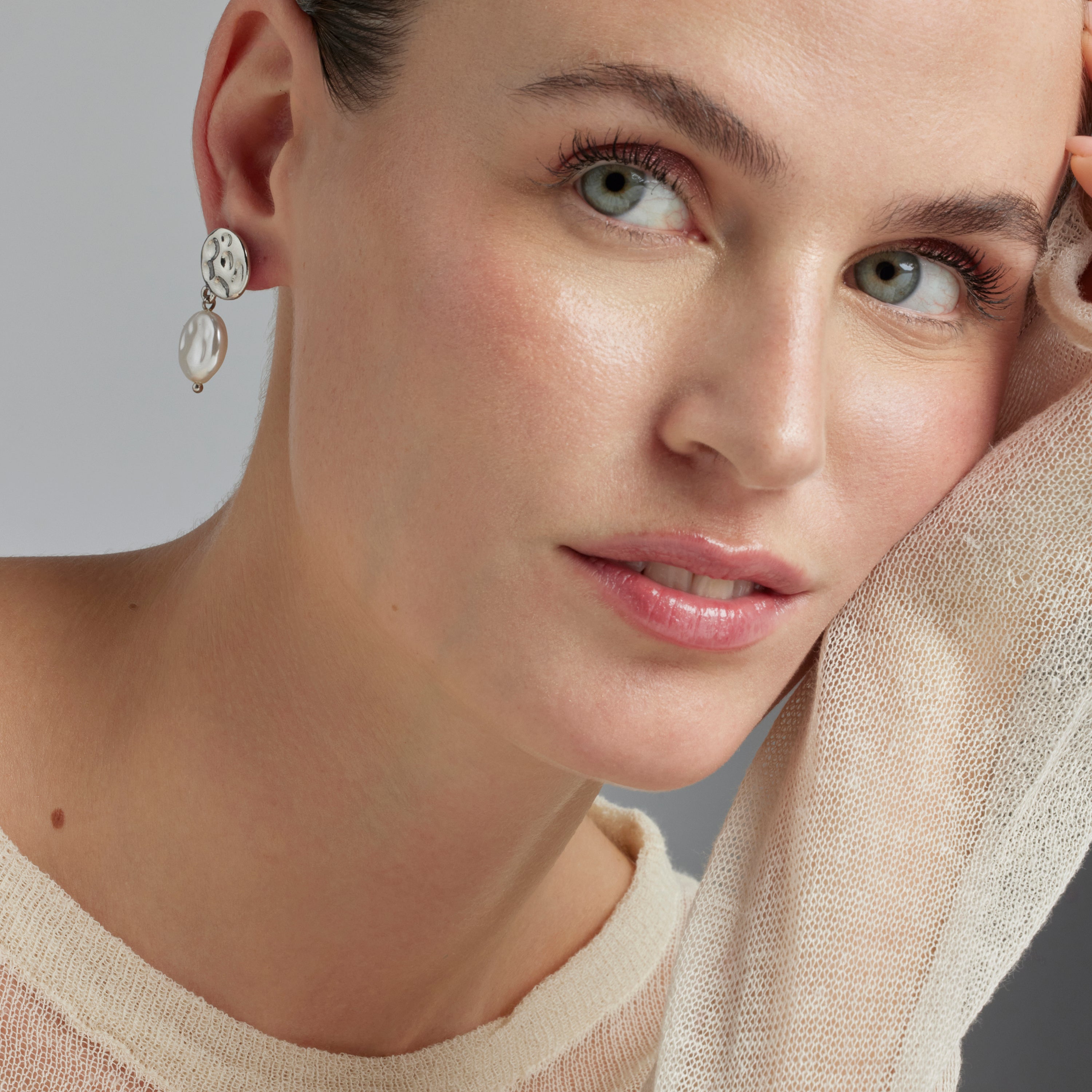 Brincos de Pérola Branca com acabamento em ródio - Durdana