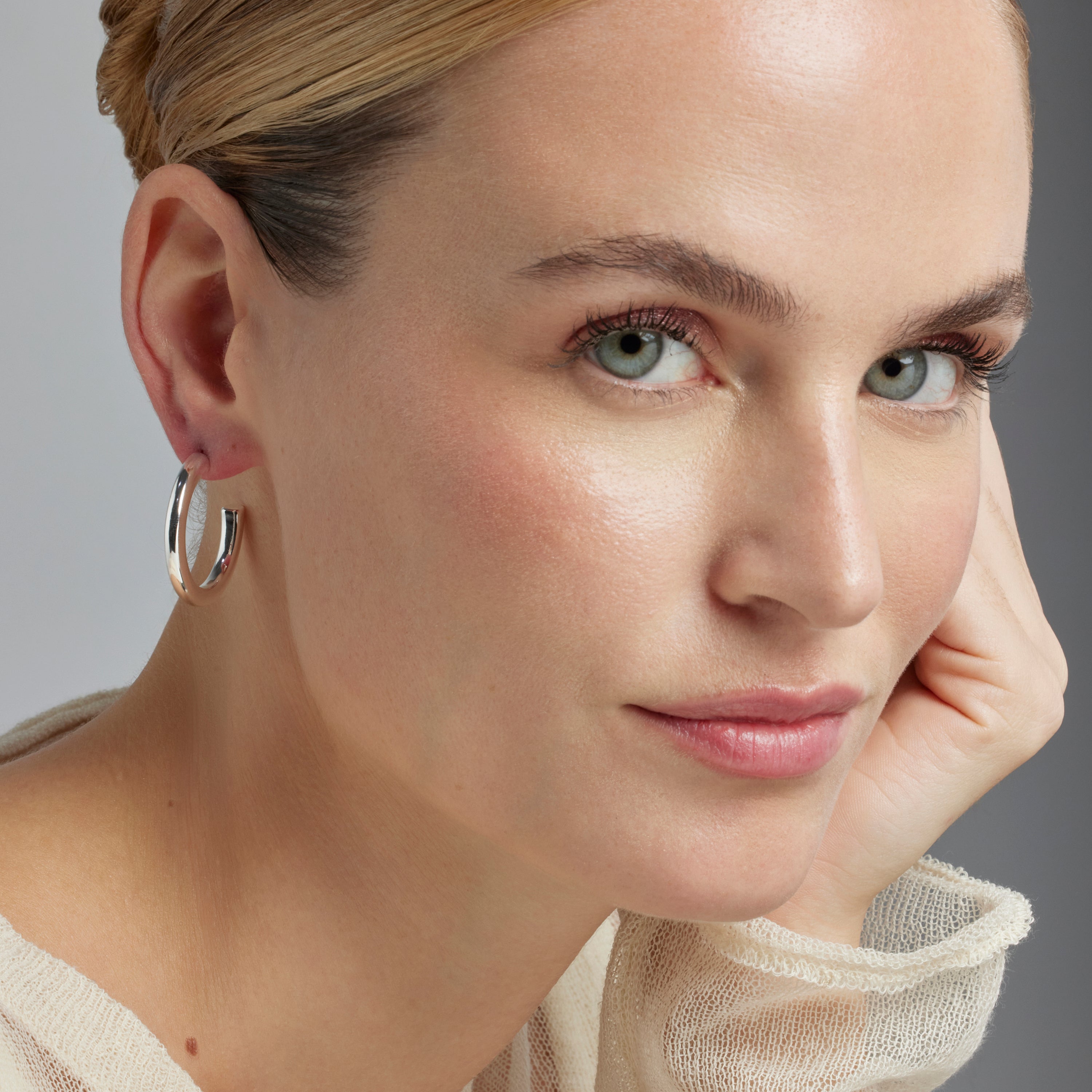 Boucles d'oreilles de 29mm de diamètre finies en rhodium - Maret