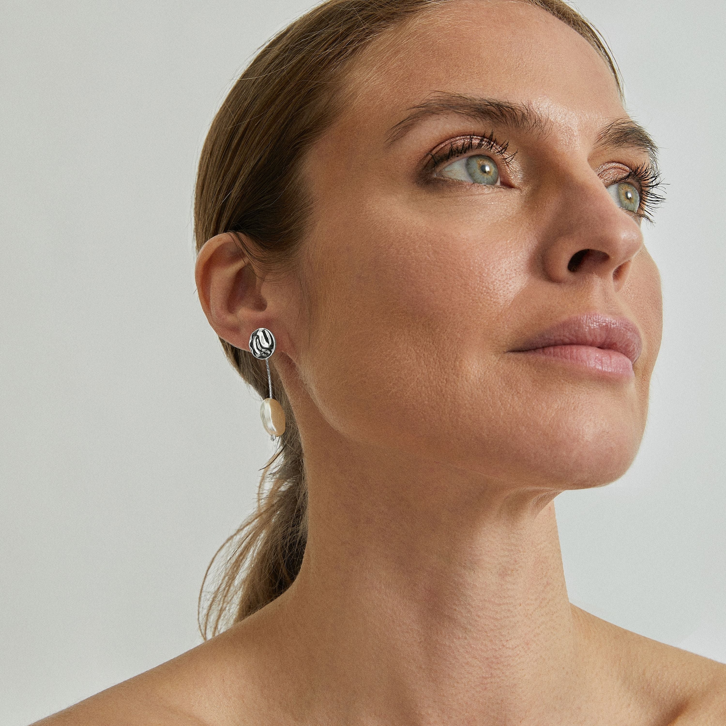 Boucles d'oreilles en perle blanche finition rhodium - Vidthas