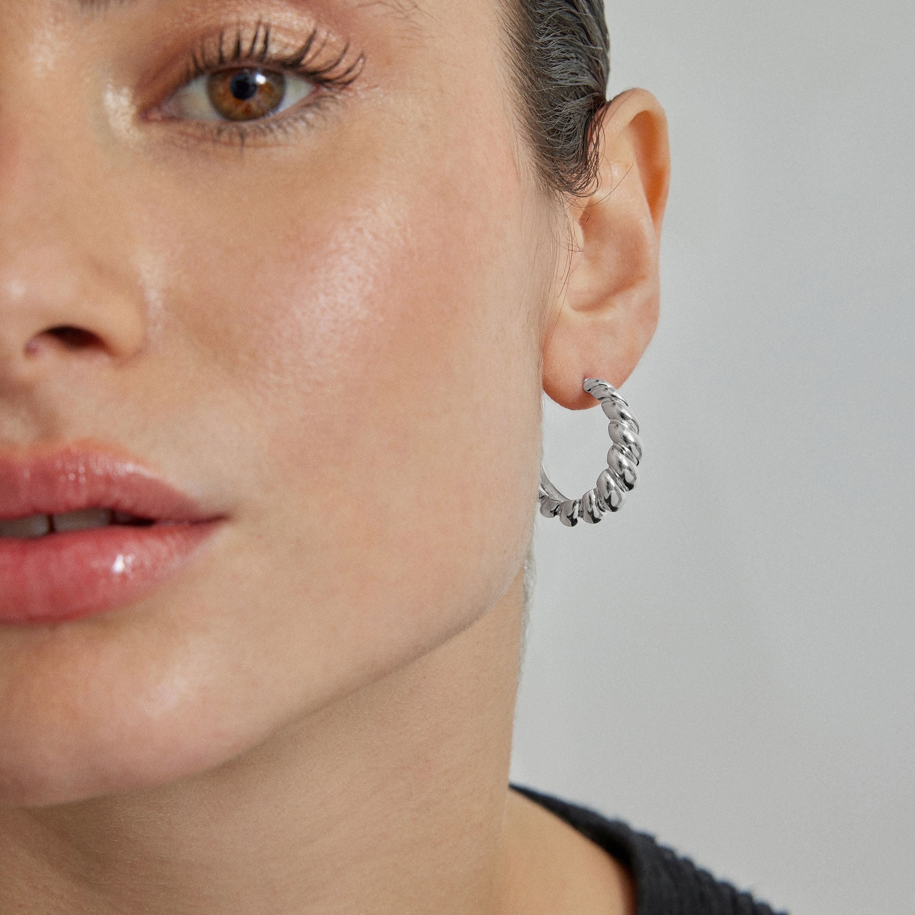 Boucles d'oreilles de 16mm de diamètre finies en rhodium - Intia