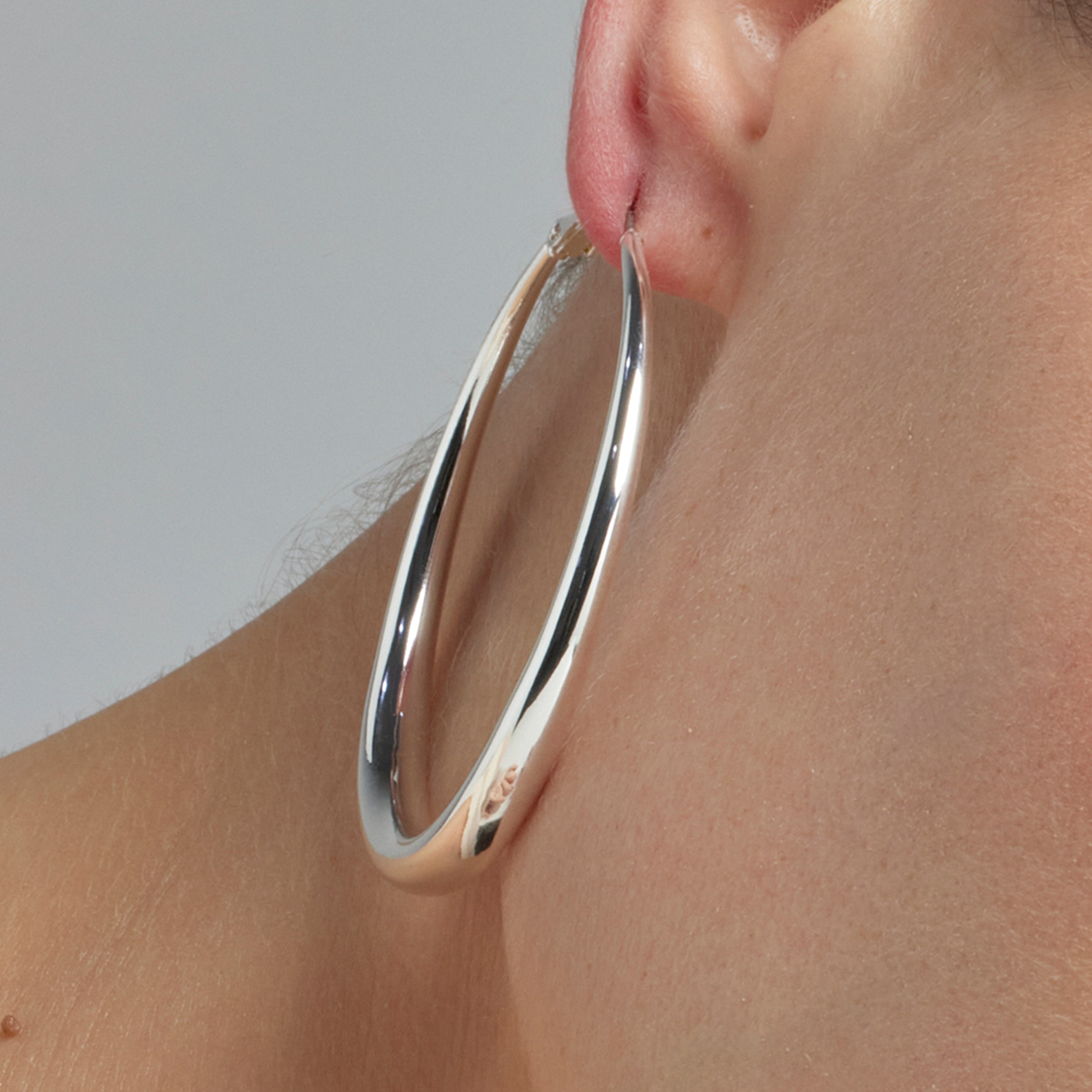 54mm diameter earrings finished in rhodium - Qupa