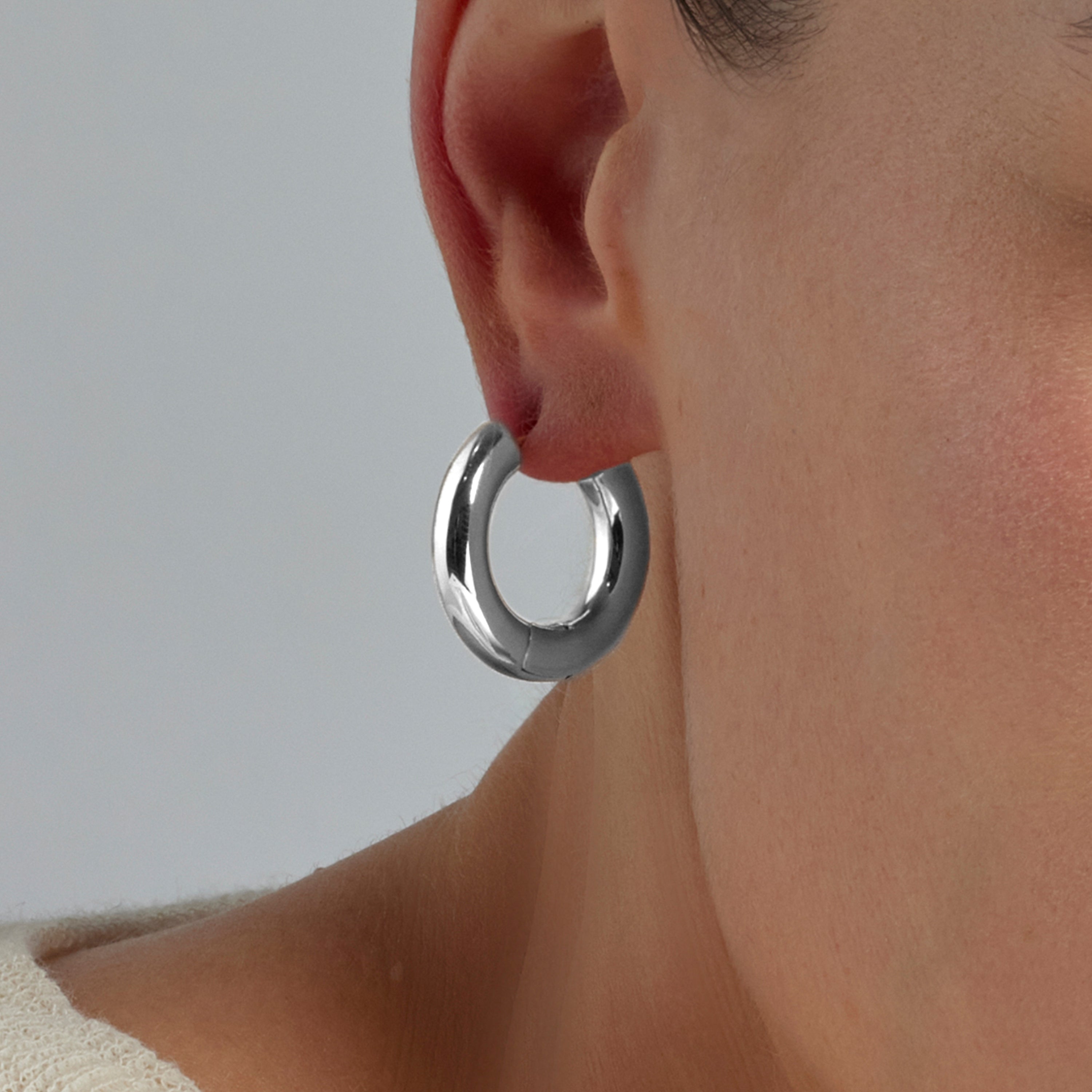 Boucles d'oreilles de 24mm de diamètre finition rhodium - Saura