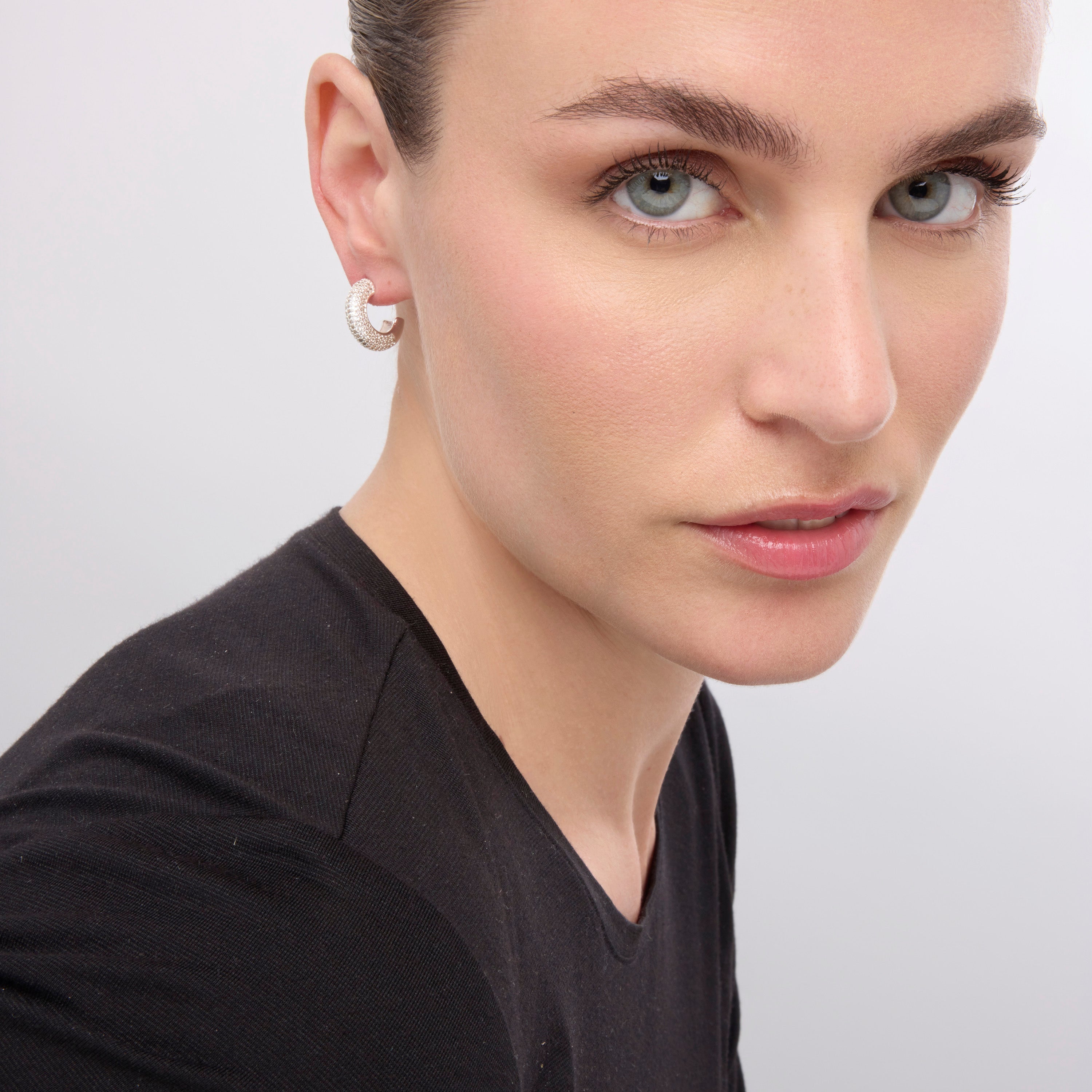 Boucles d'oreilles de 17mm de diamètre finition argent et zircon - Niras