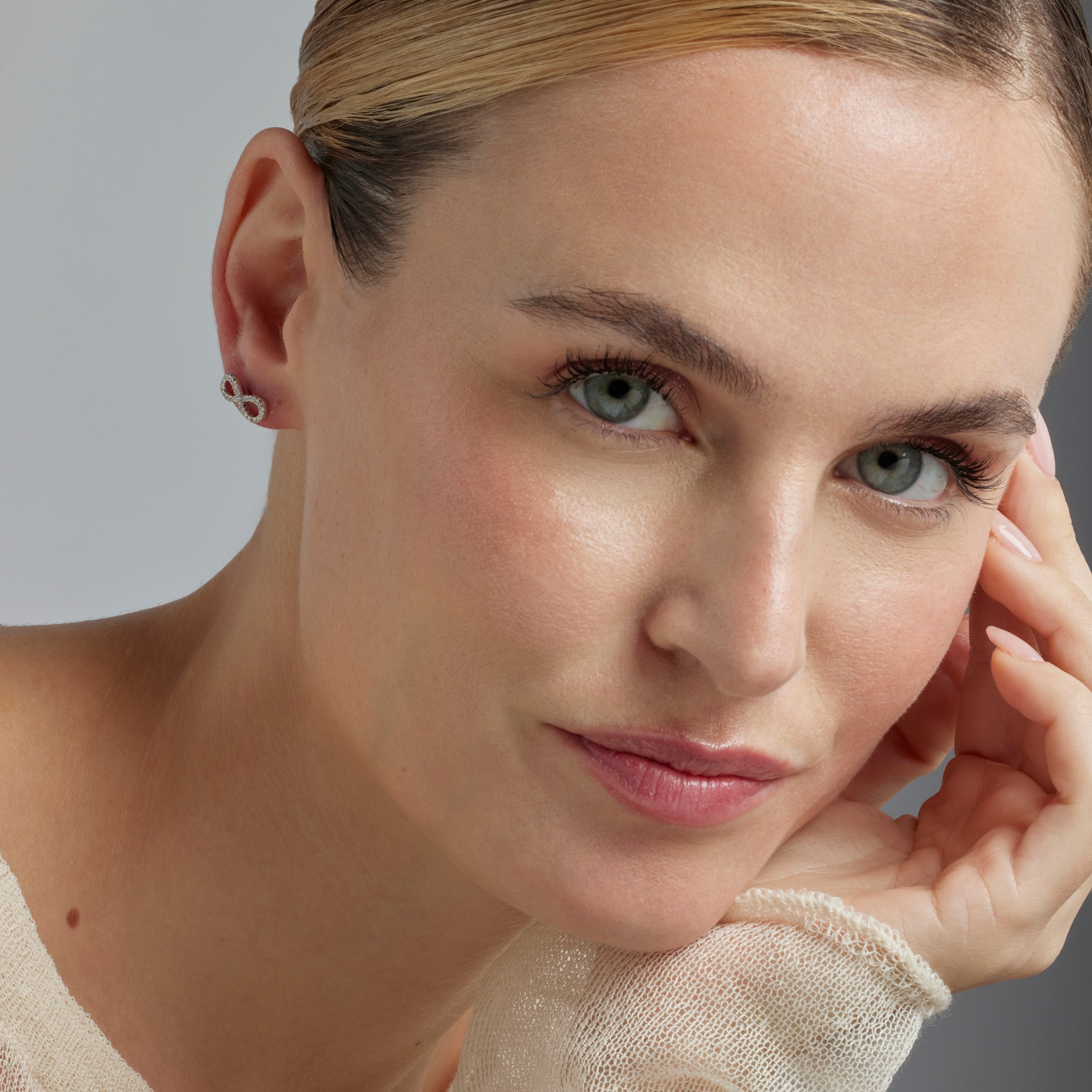 Brilliant Zirconia Earrings finished in rhodium - Infinity