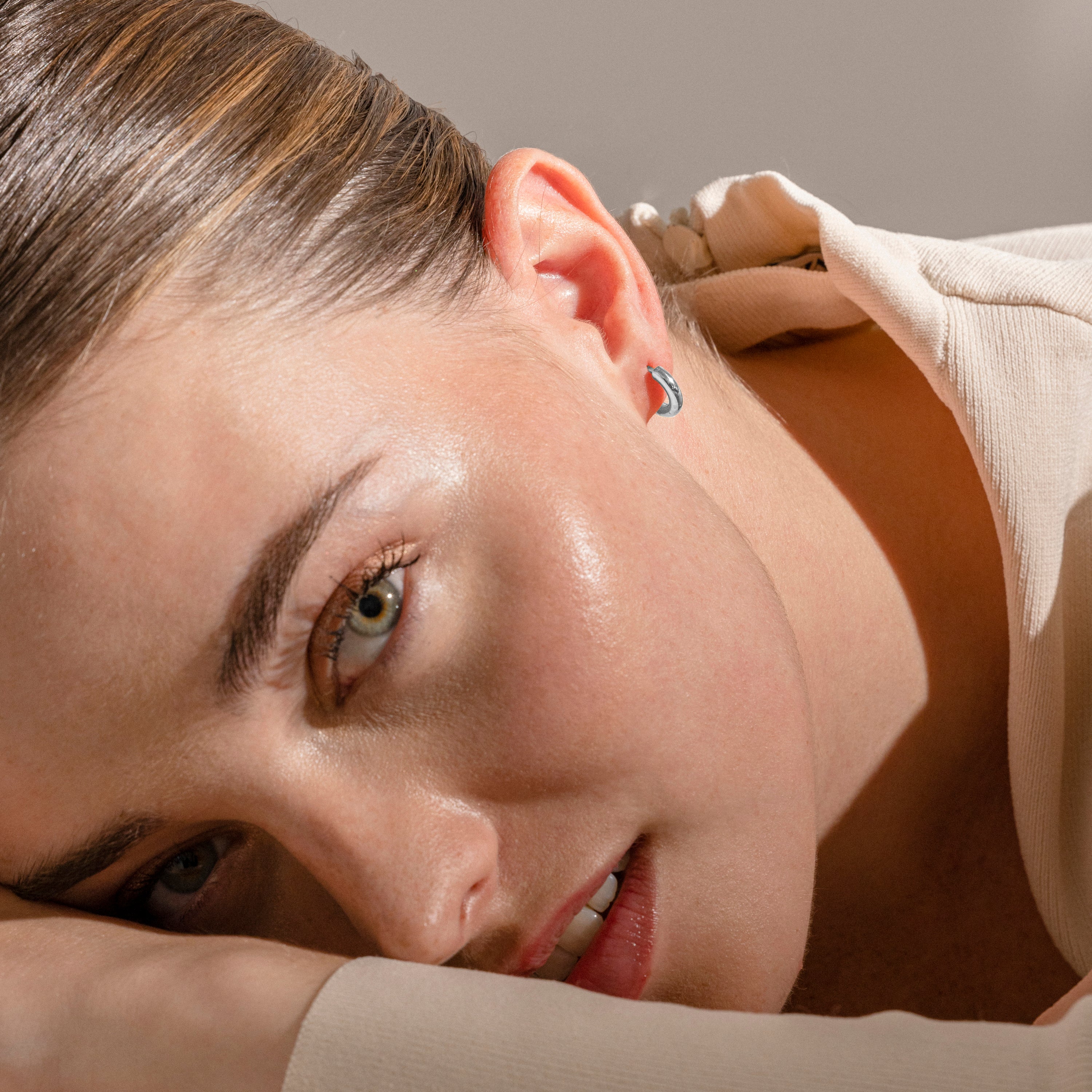 Brincos acabamento prata - Helali