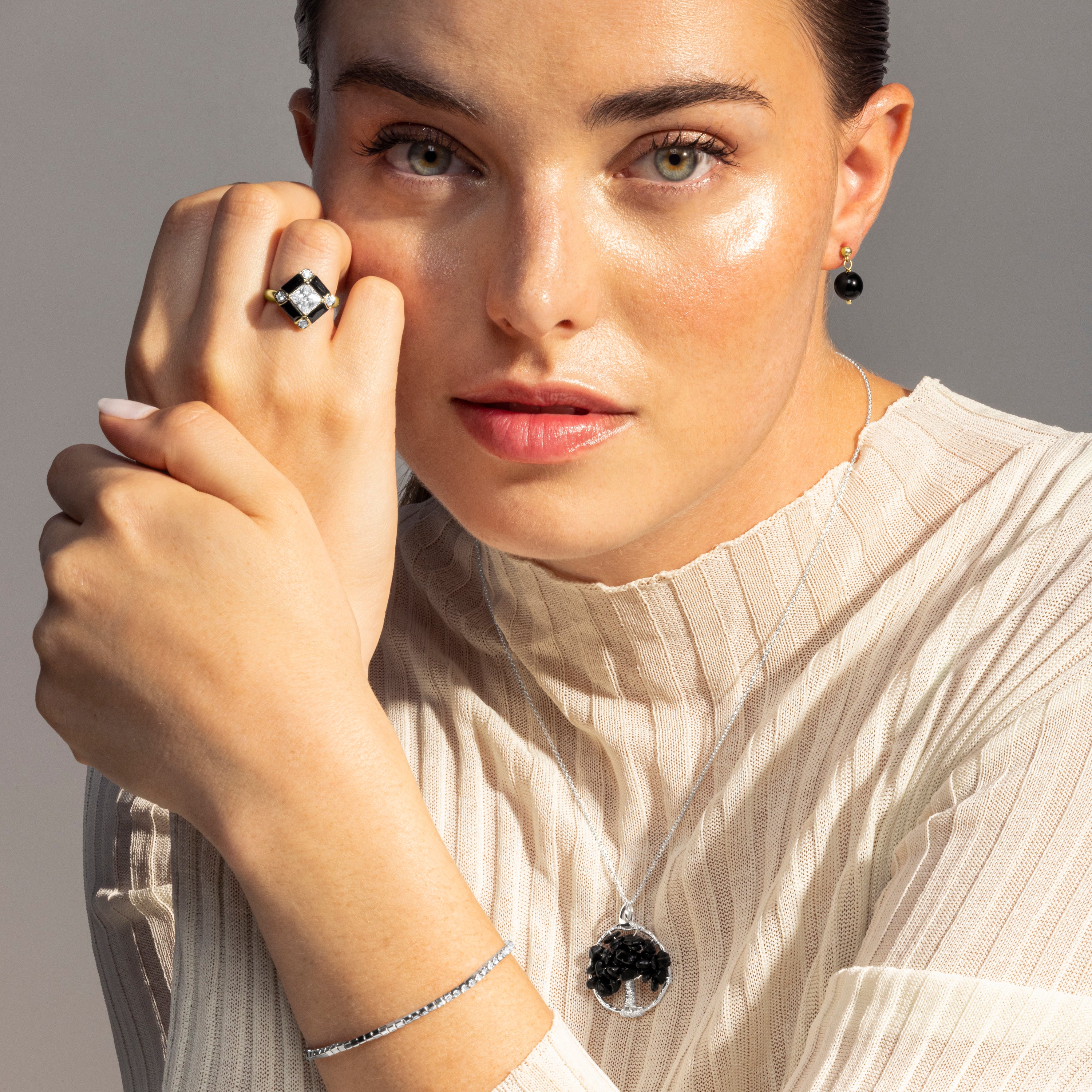 Colar de Ônix acabado em ródio - Budleia